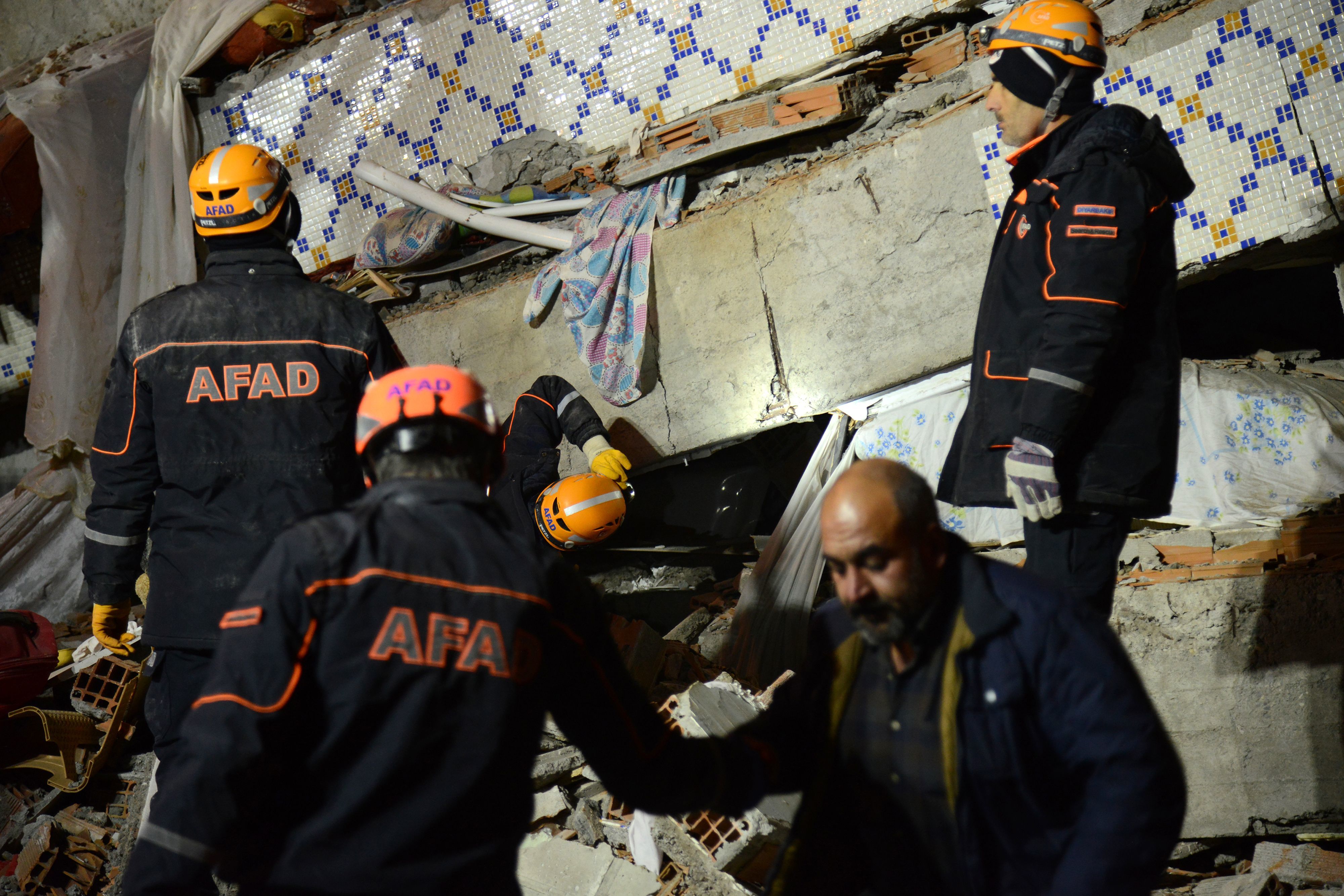 Bilanțul victimelor cutremurului din Turcia a ajuns la 22 morți și 1.000 de răniți. Imagini terifiante - Imaginea 2