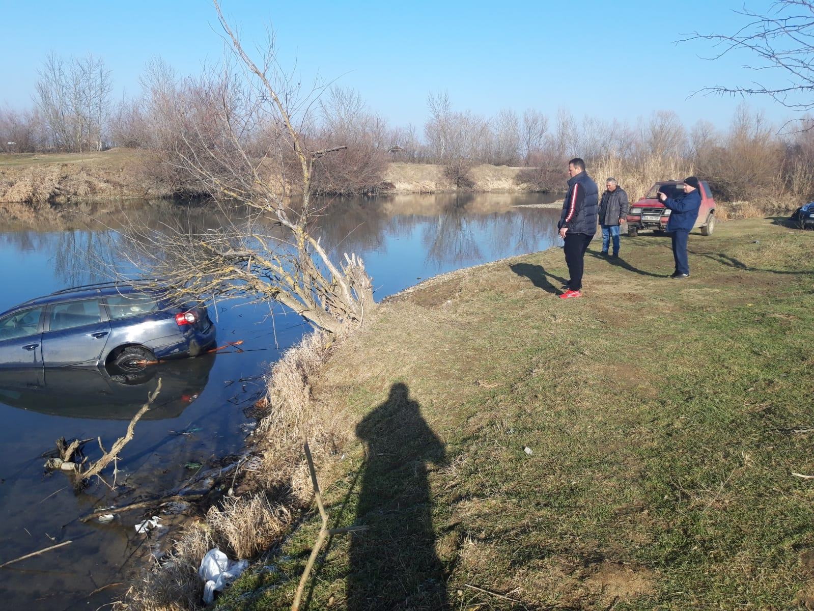 Mașina unui pescar din Bihor a ajuns pe fundul apei, după ce a uitat să tragă frâna de mână - Imaginea 1