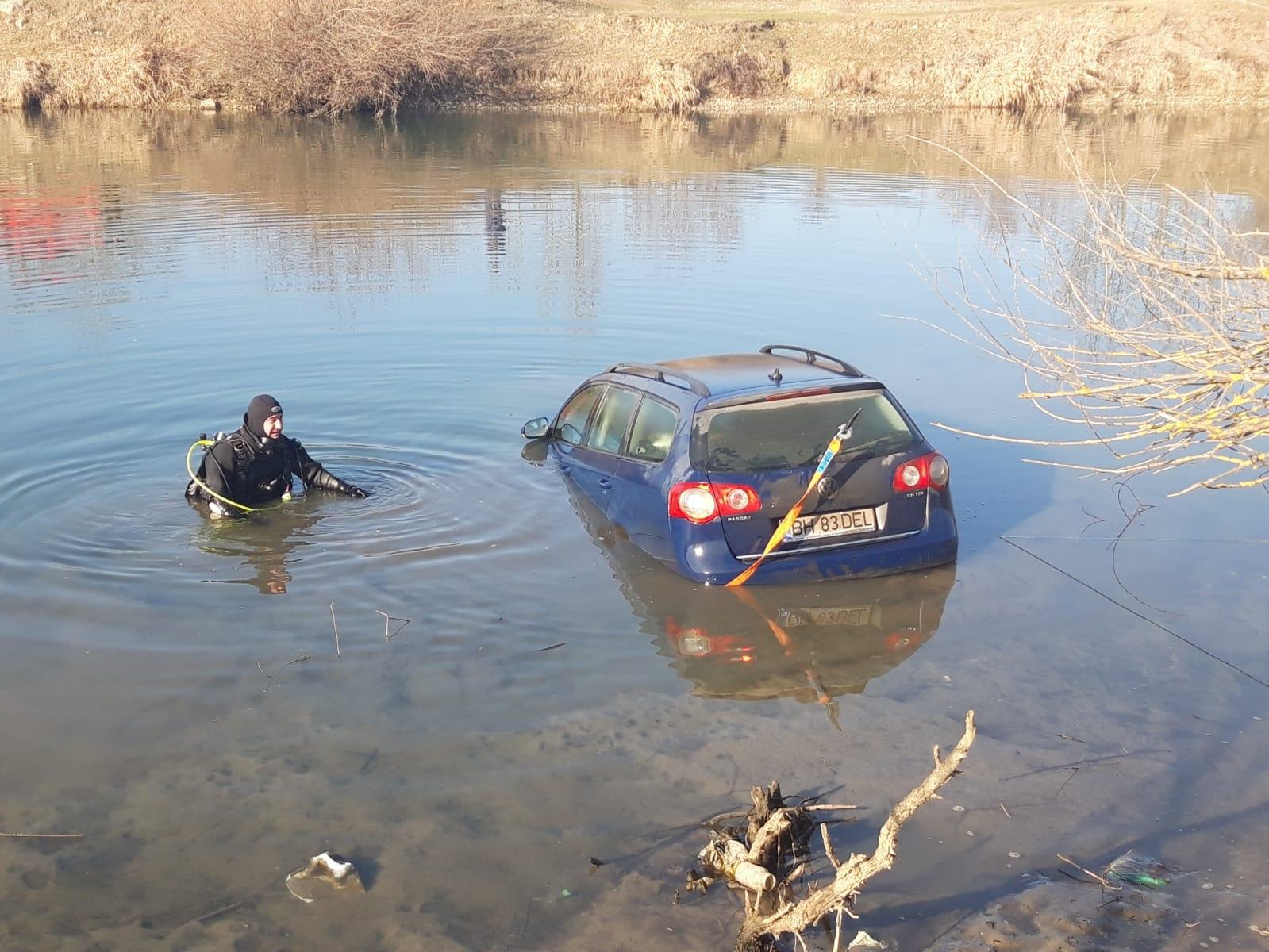 Mașina unui pescar din Bihor a ajuns pe fundul apei, după ce a uitat să tragă frâna de mână - Imaginea 2