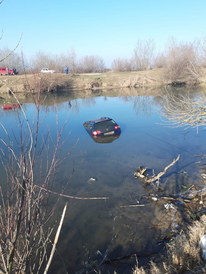 Mașina unui pescar din Bihor a ajuns pe fundul apei, după ce a uitat să tragă frâna de mână - Imaginea 4