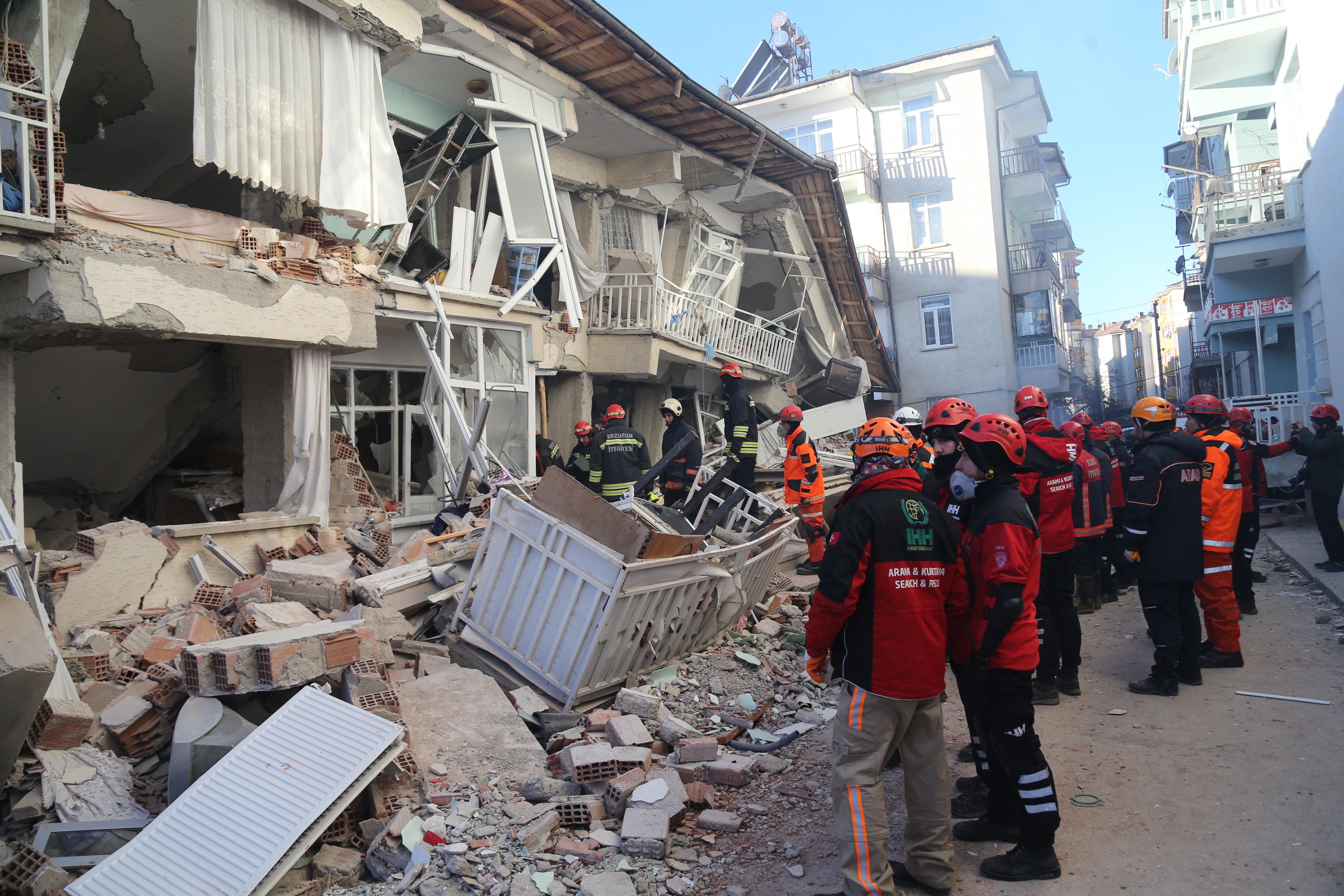În Turcia, după cutremur, oamenii trăiesc cu frică din cauza numeroaselor replici - Imaginea 1
