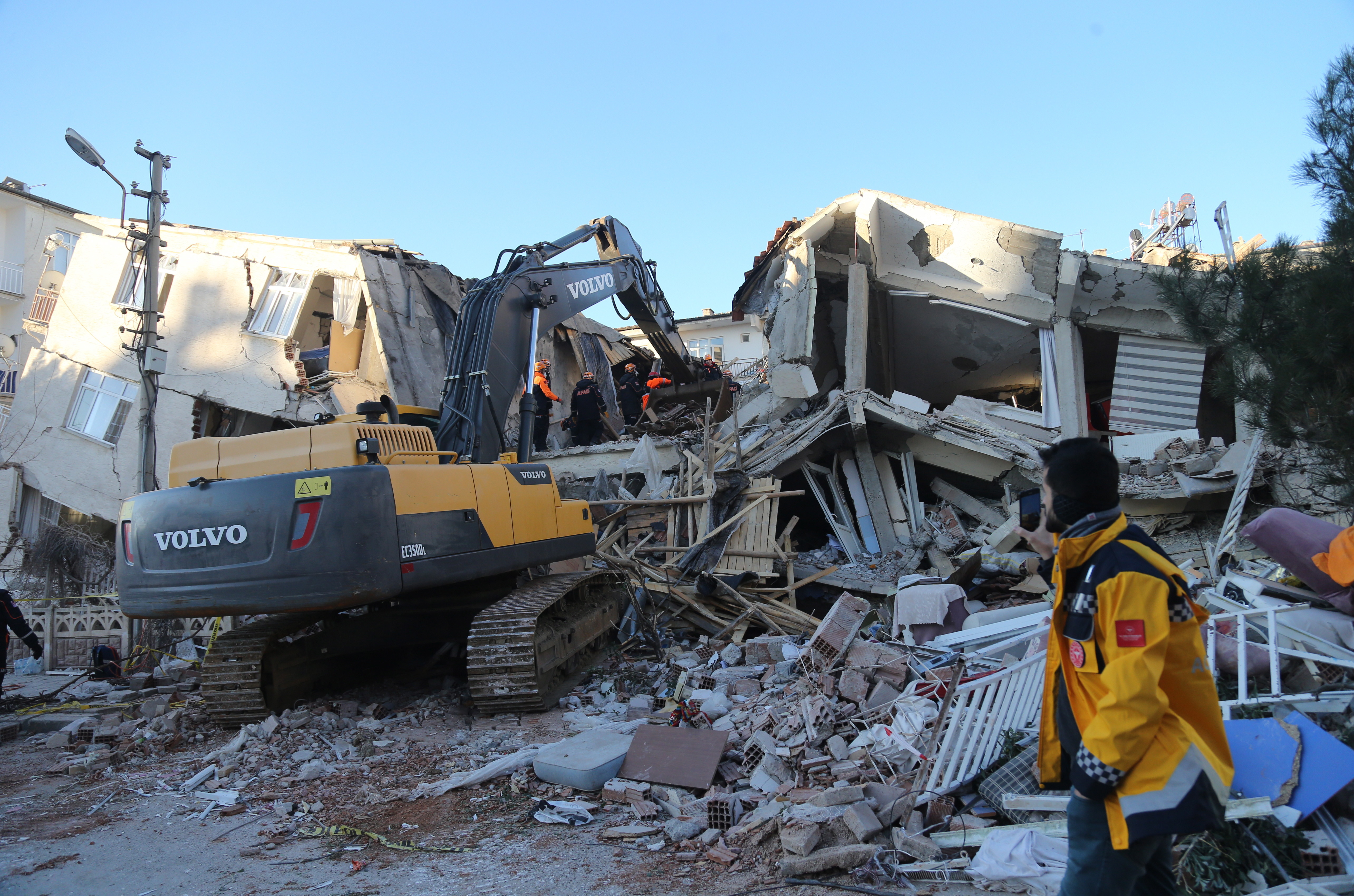 În Turcia, după cutremur, oamenii trăiesc cu frică din cauza numeroaselor replici - Imaginea 2