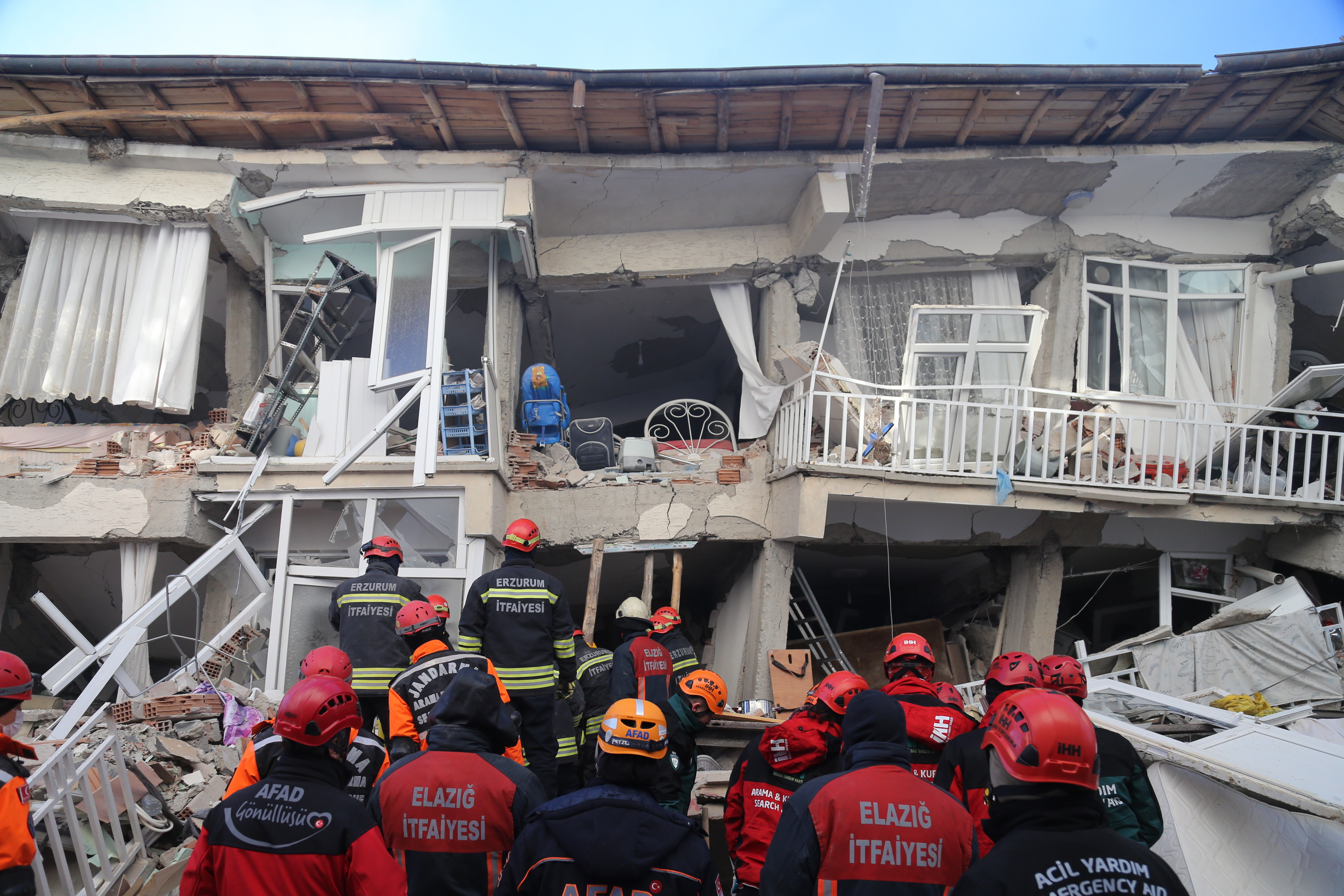 În Turcia, după cutremur, oamenii trăiesc cu frică din cauza numeroaselor replici - Imaginea 3