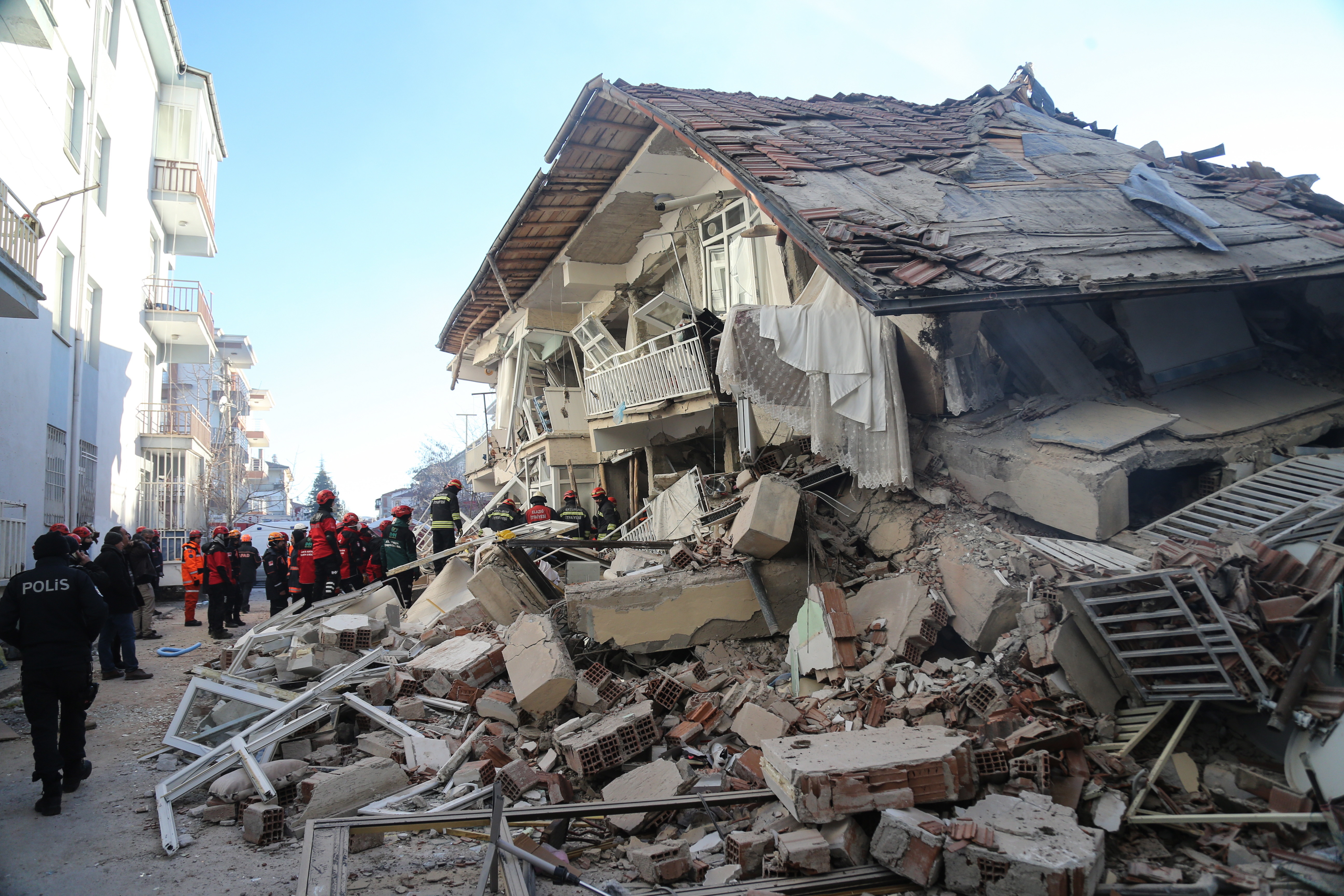 În Turcia, după cutremur, oamenii trăiesc cu frică din cauza numeroaselor replici - Imaginea 4