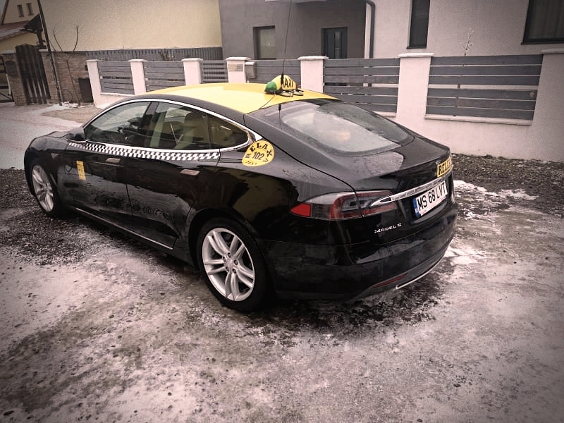 FOTO. Un român face taxi cu Tesla Model S. În ce oraș circulă și ce tarif are - Imaginea 3