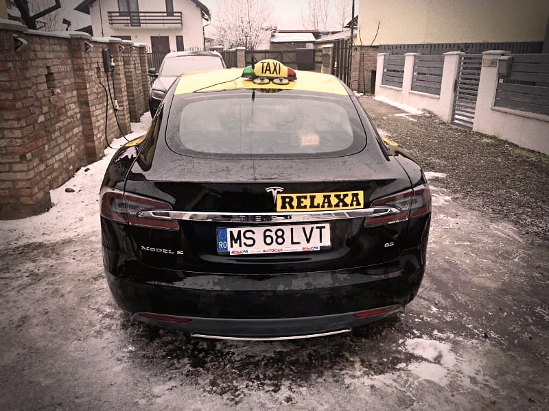 FOTO. Un român face taxi cu Tesla Model S. În ce oraș circulă și ce tarif are - Imaginea 5