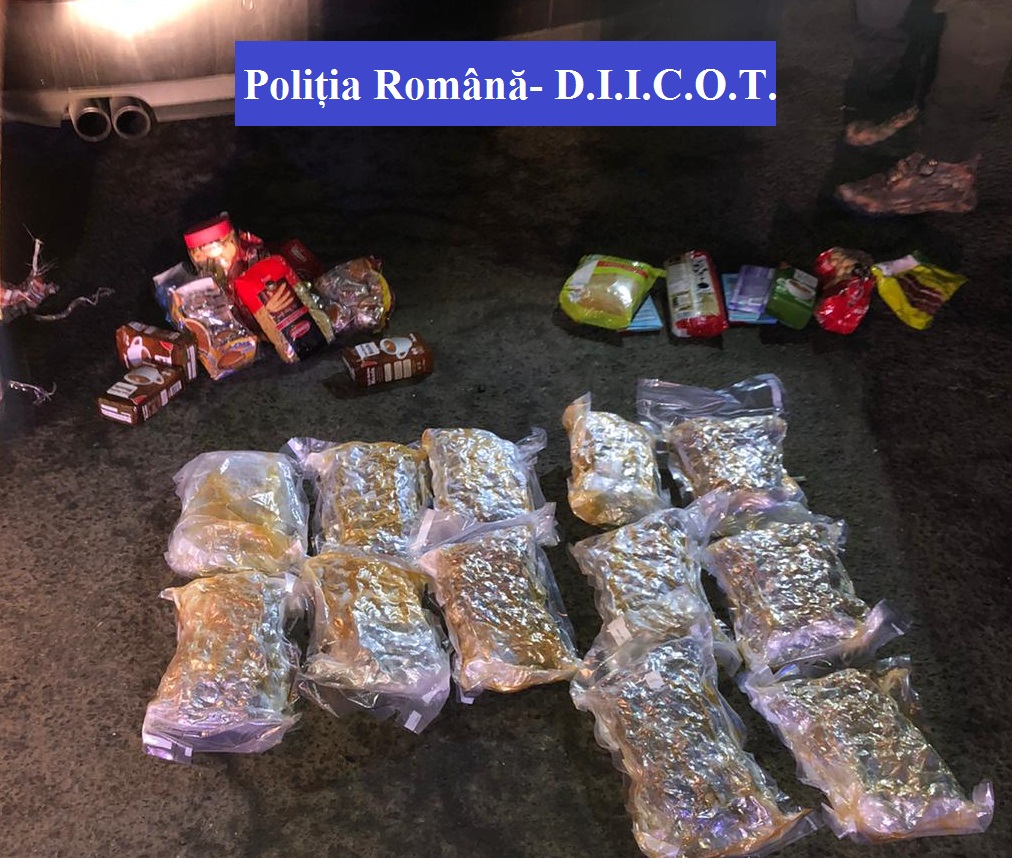VIDEO. Un bărbat din Bistrița a fost arestat pentru că avea 12 pachete în mașină. Ce era înauntru - Imaginea 2