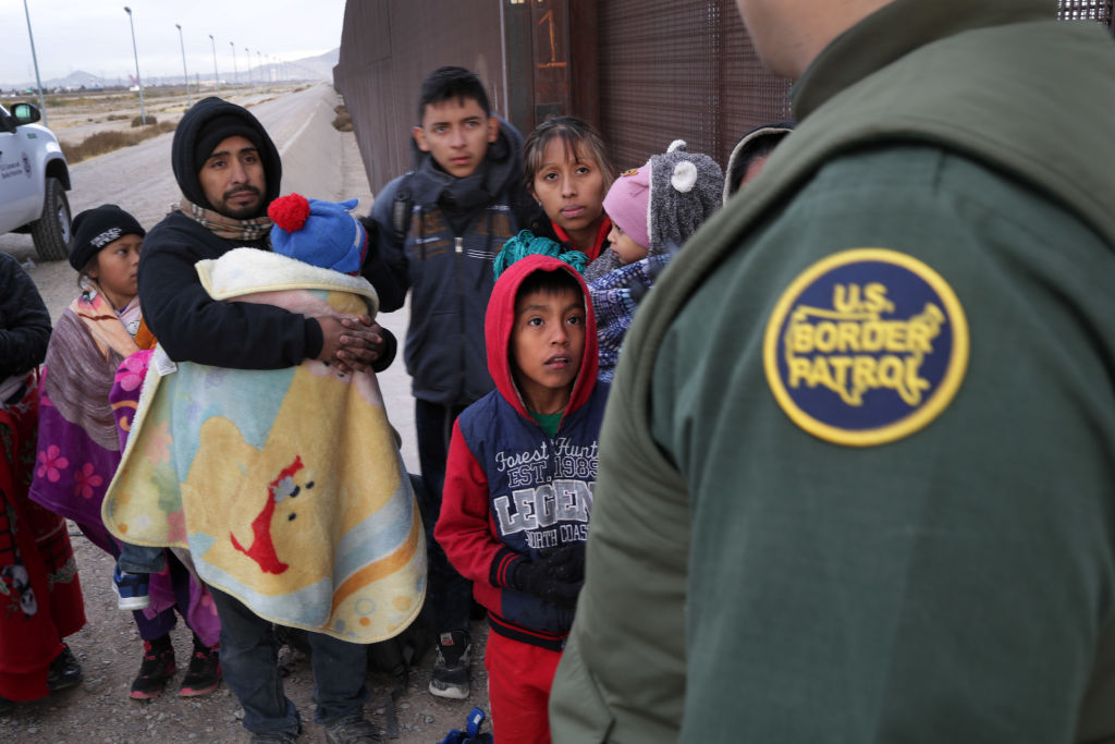 Cum vor fi penalizați imigranții ce primesc ajutoare sociale, de către Guvernul lui Trump