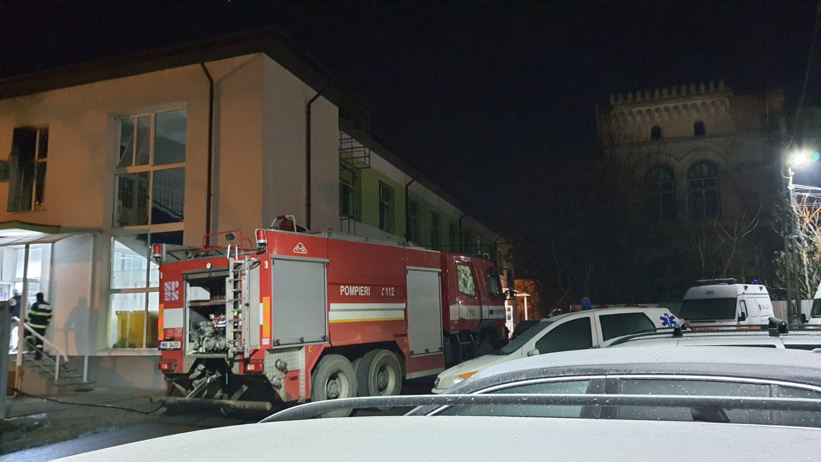 Incendiu la Secția de Psihiatrie a Spitalului Roman din cauza unei țigări. Pacienți și cadre medicale, duse la Urgențe