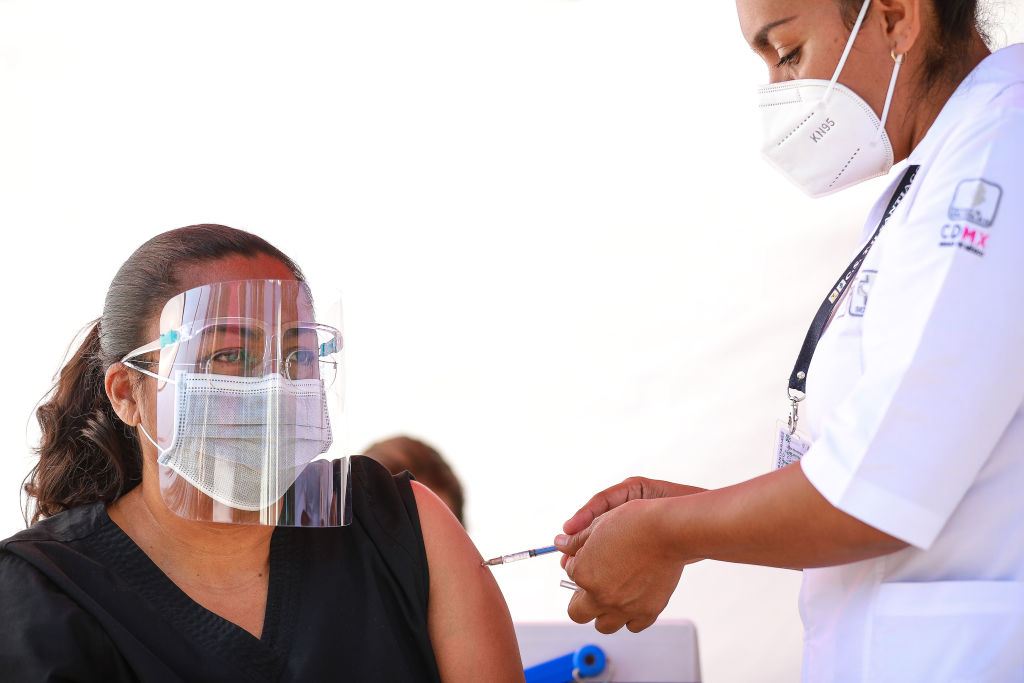 Doctoriţă din Mexic, diagnosticată cu encefalită după ce a primit vaccinul Pfizer. Femeia a mai avut reacţii alergice