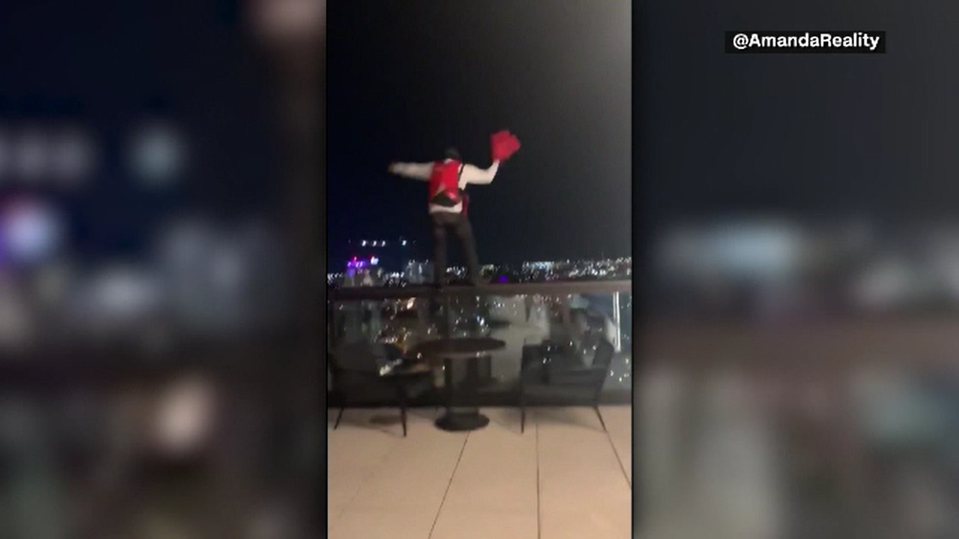 Video. Doi americani au sărit cu parașuta de pe acoperișul unui hotel cu 25 de etaje
