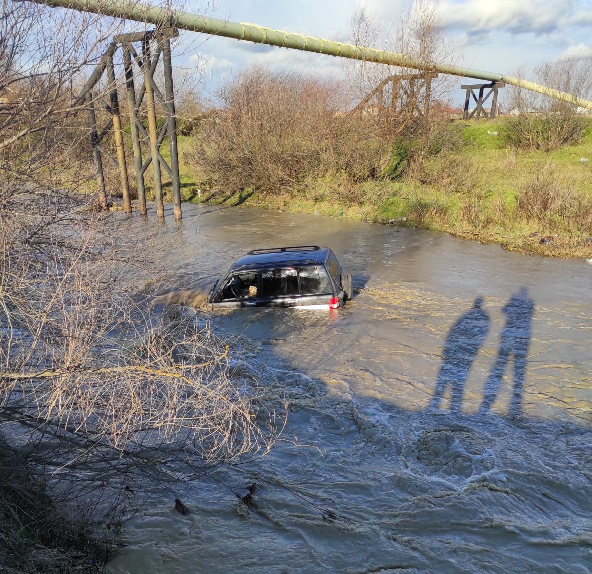 Zeci de localități, afectate de inundații. O persoană, blocată cu mașina în albia unui râu. GALERIE FOTO