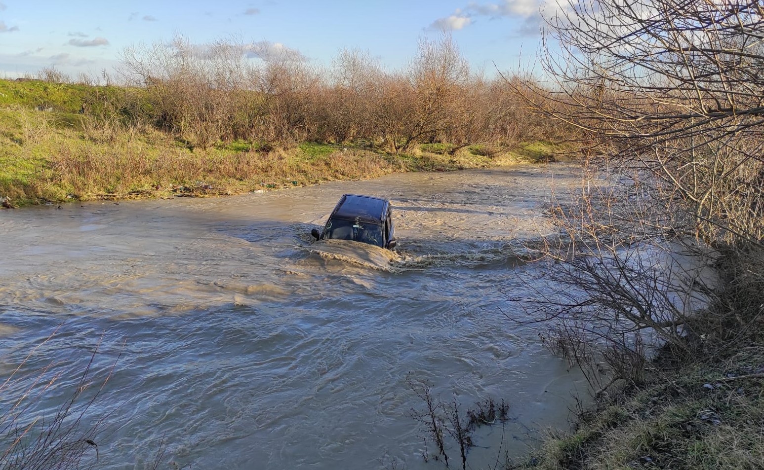 Zeci de localități, afectate de inundații. O persoană, blocată cu mașina în albia unui râu. GALERIE FOTO - Imaginea 3