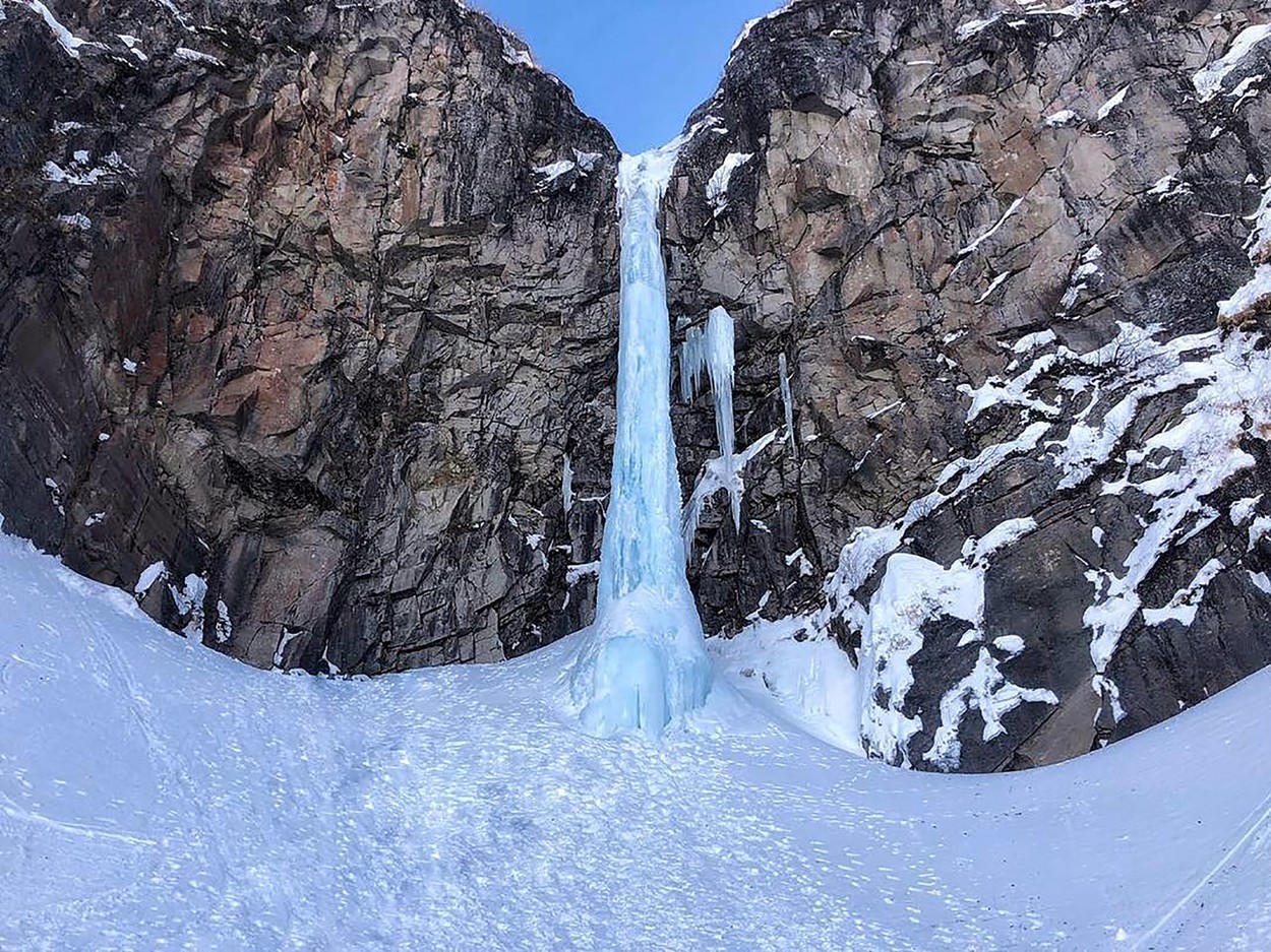 Un turist a murit, iar alți 4 au rămas blocați, după ce bucăți de gheață s-au desprins dintr-o cascadă în Rusia. GALERIE FOTO