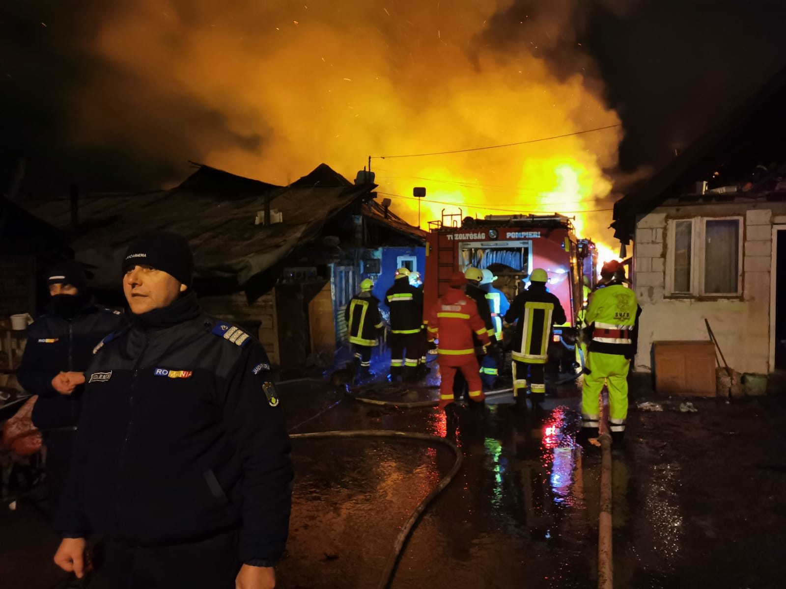 Incendiu violent în Miercurea Ciuc. Sute de oameni au rămas fără case în plină iarnă - Imaginea 1