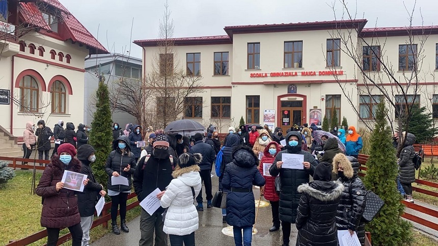 Protest al părinţilor faţă de schimbarea din funcţie a directoarei unei şcoli din București