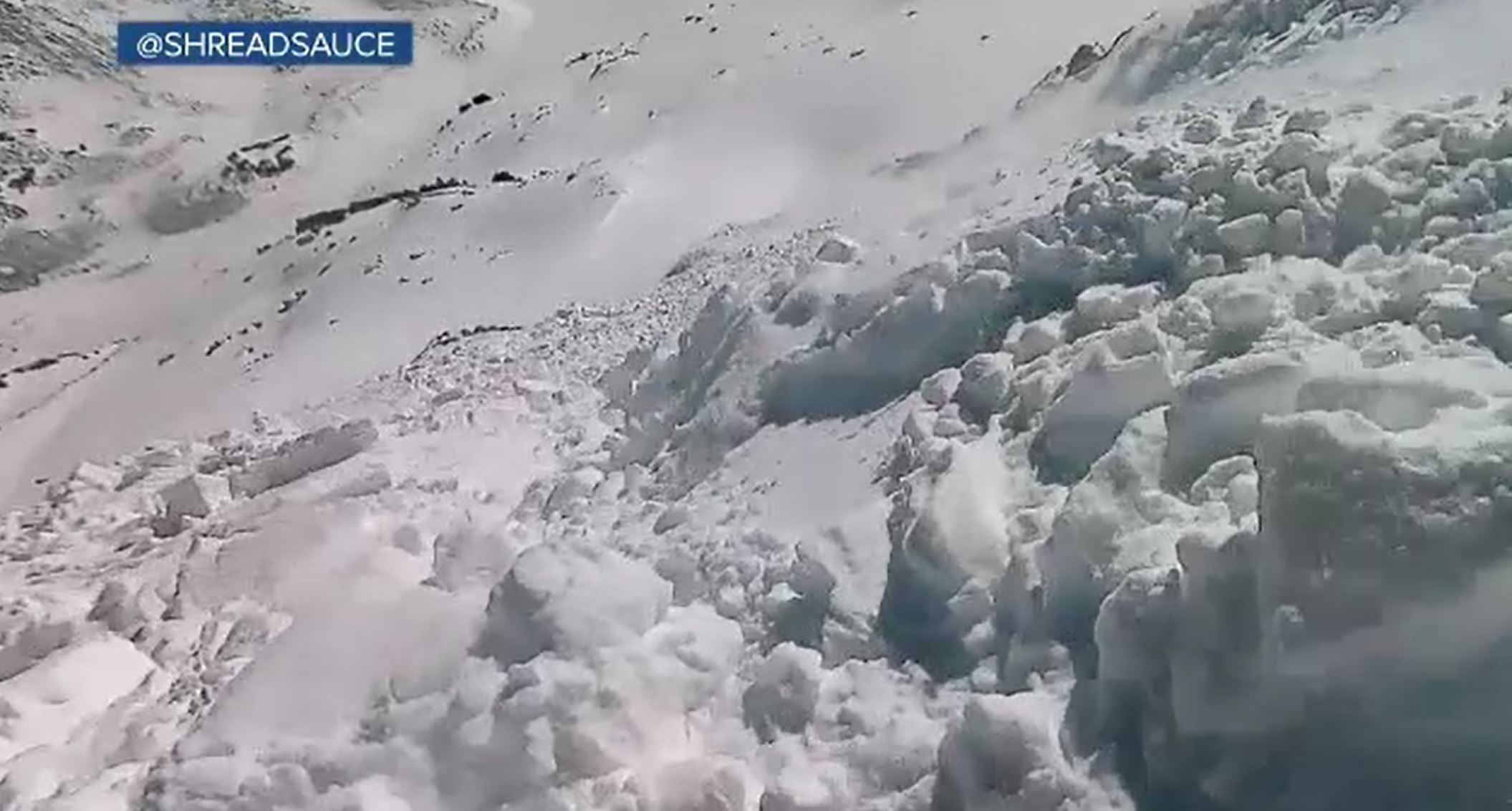 Imagini spectaculoase surprinse de un snowboarder, luat prin surprindere de o avalanșă