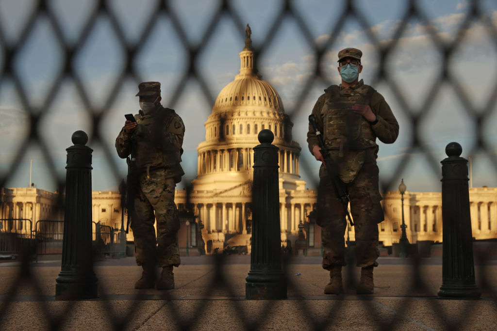 Capitala SUA seamănă tot mai mult cu o fortăreață sub asediu. Mii de militari sunt trimiși în Washington D.C.