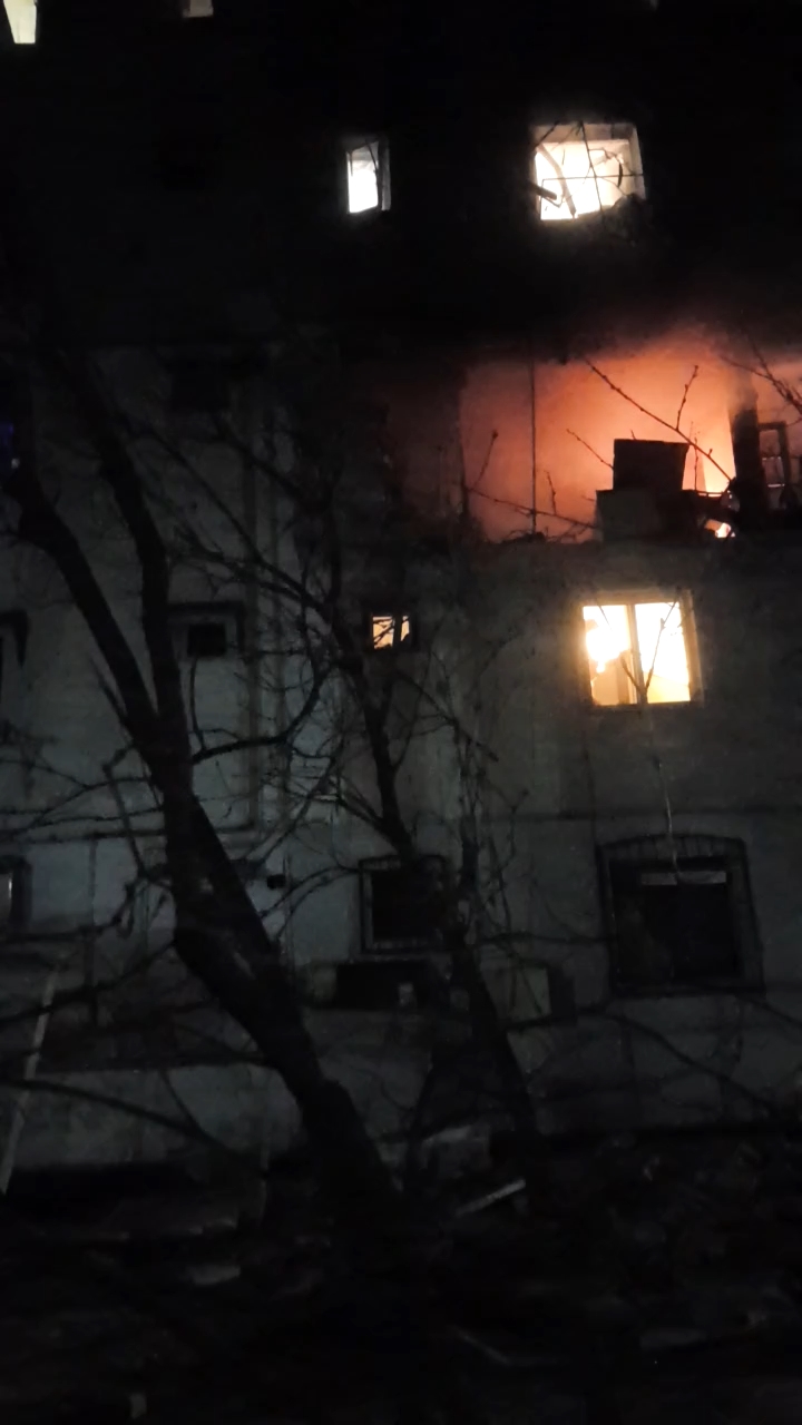Explozie urmată de incendiu într-un bloc din Găeşti. Ar fi pornit de la o scurgere de gaze