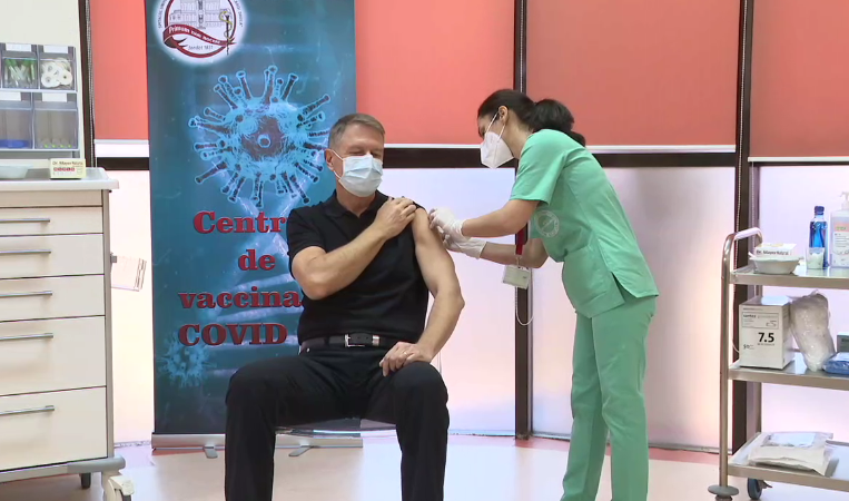Președintele Iohannis s-a vaccinat împotriva COVID-19. „Este o procedură simplă, nu doare” - Imaginea 2