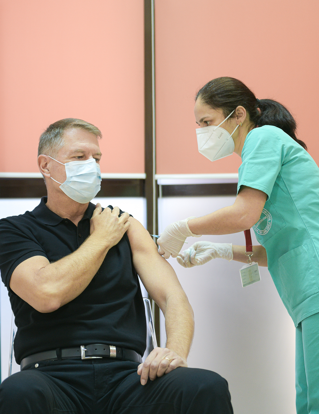 Președintele Iohannis s-a vaccinat împotriva COVID-19. „Este o procedură simplă, nu doare” - Imaginea 6