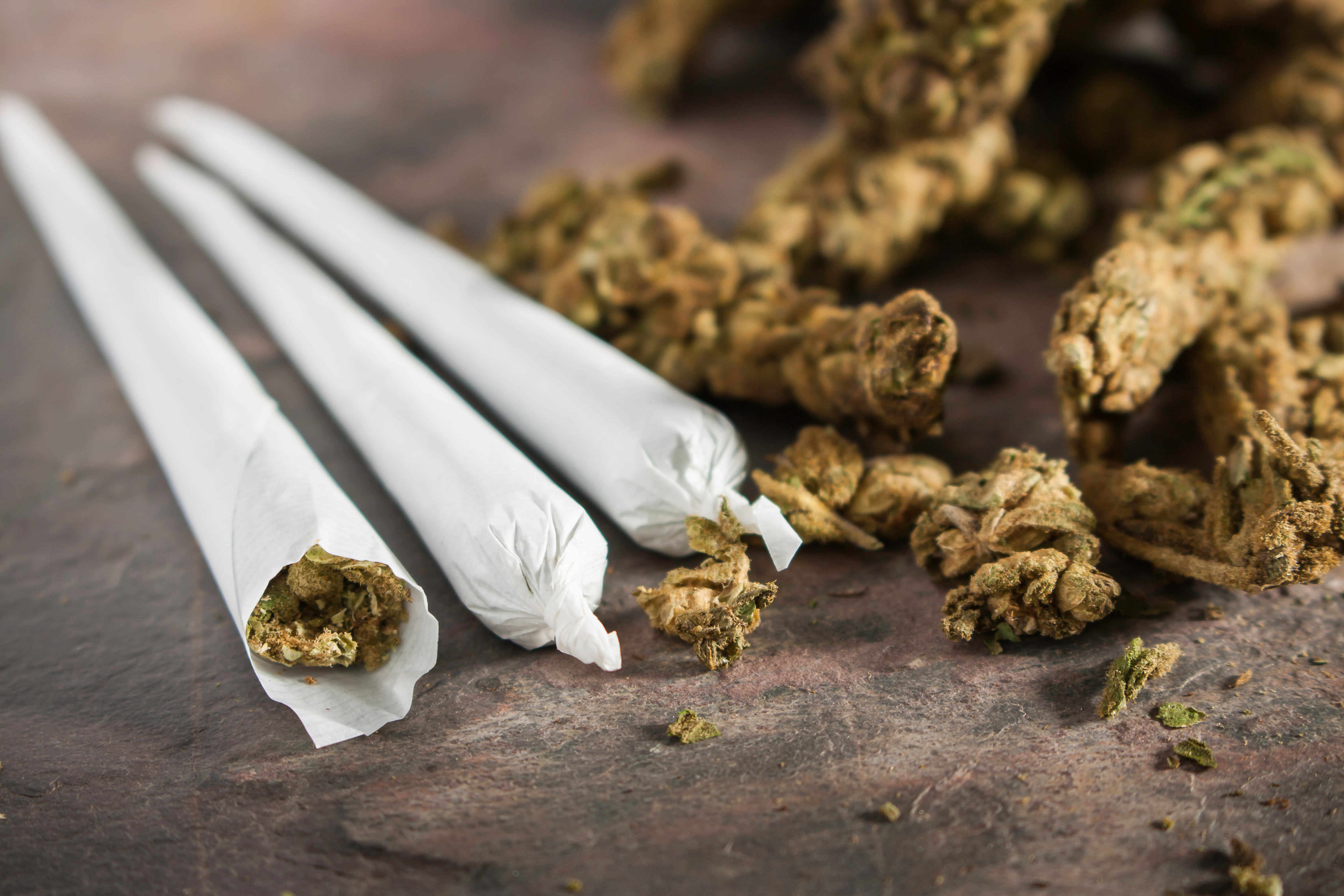 Boala misterioasă apărută în statele americane unde a fost legalizat consumul de marijuana. „Se zvârcolesc, se țin de burtă”