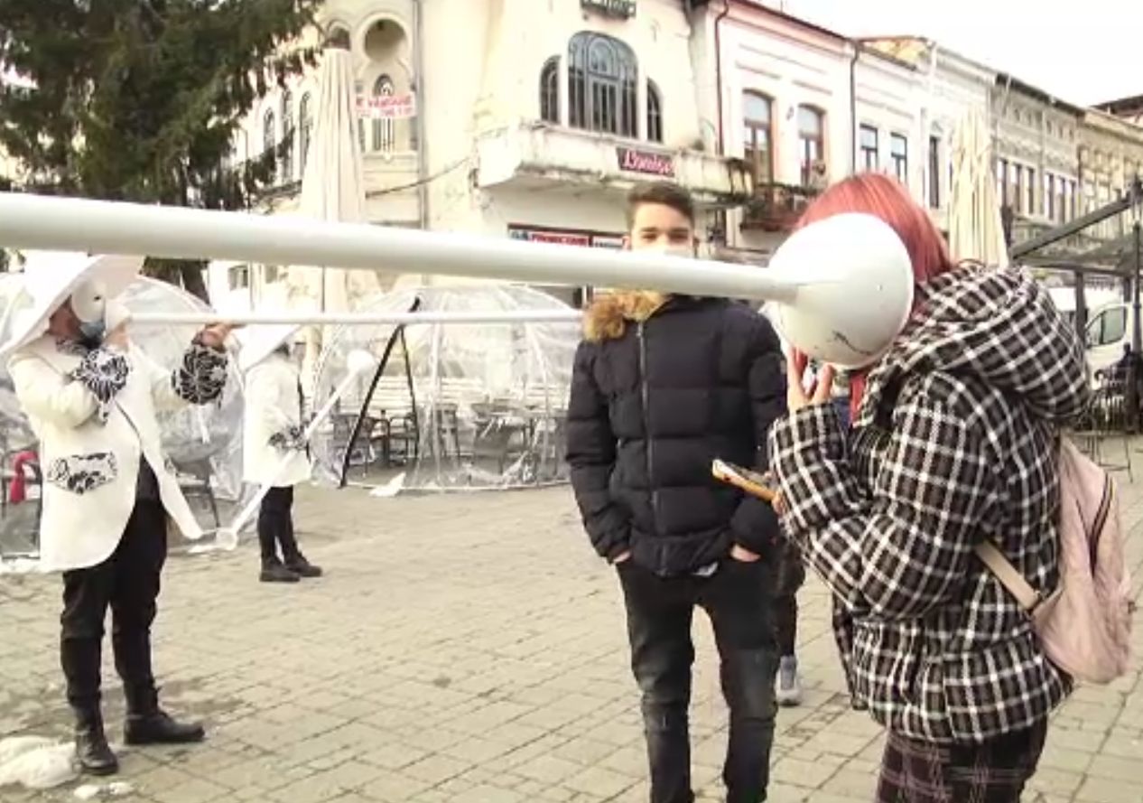 Ziua poetului Mihai Eminescu, celebrată printr-un spectacol inedit la Târgoviște. Tulumbele au marcat distanța socială