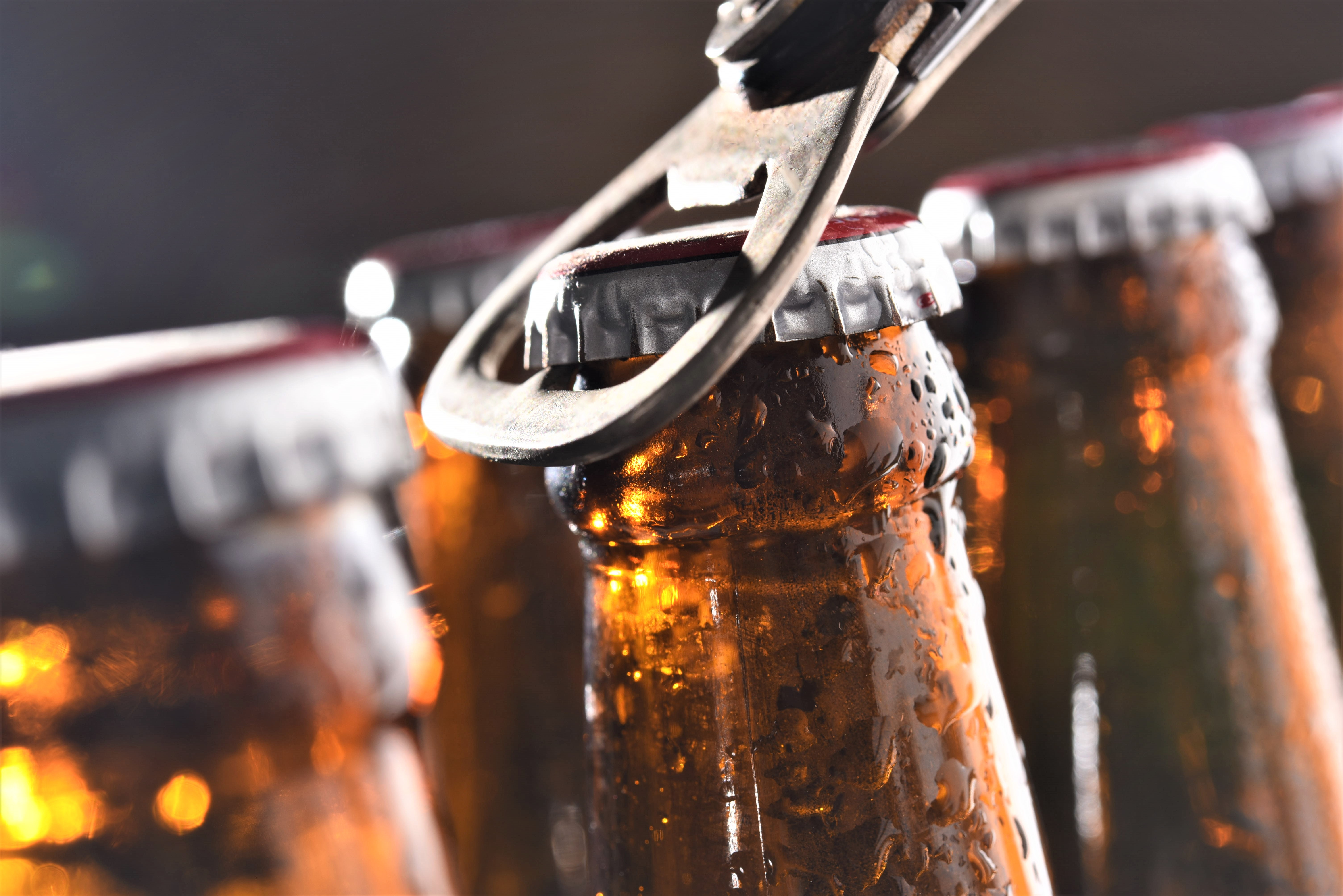 Un bărbat a băgat o sticlă de bere la congelator și a uitat de ea. Surpriza pe care a avut-o când l-a deschis. FOTO