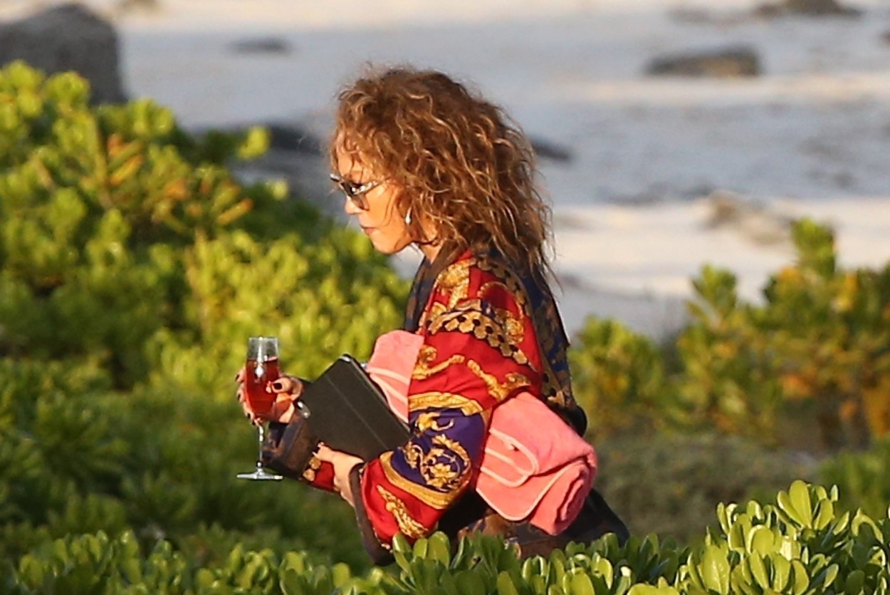 Jennifer Lopez a întors toate privirile pe plajă. Ipostaza inedită în care a apărut vedeta. GALERIE FOTO