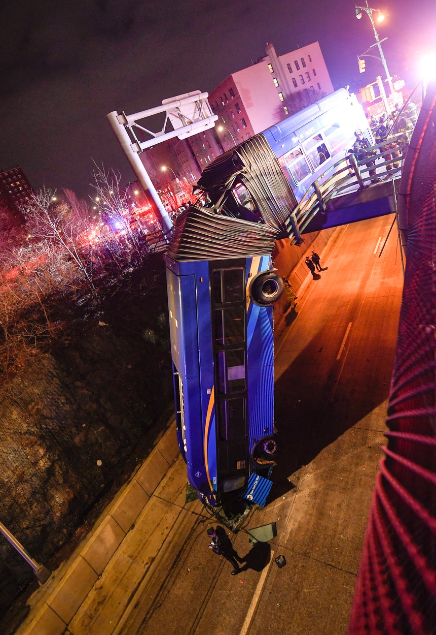 Imagini din filmele de acțiune. Un autobuz a căzut de pe o pasarelă, la New York. GALERIE FOTO - Imaginea 1