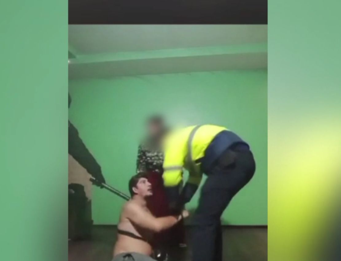 Individ condamnat la închisoare, săltat de polițiști în timpul unei petreceri live pe Facebook