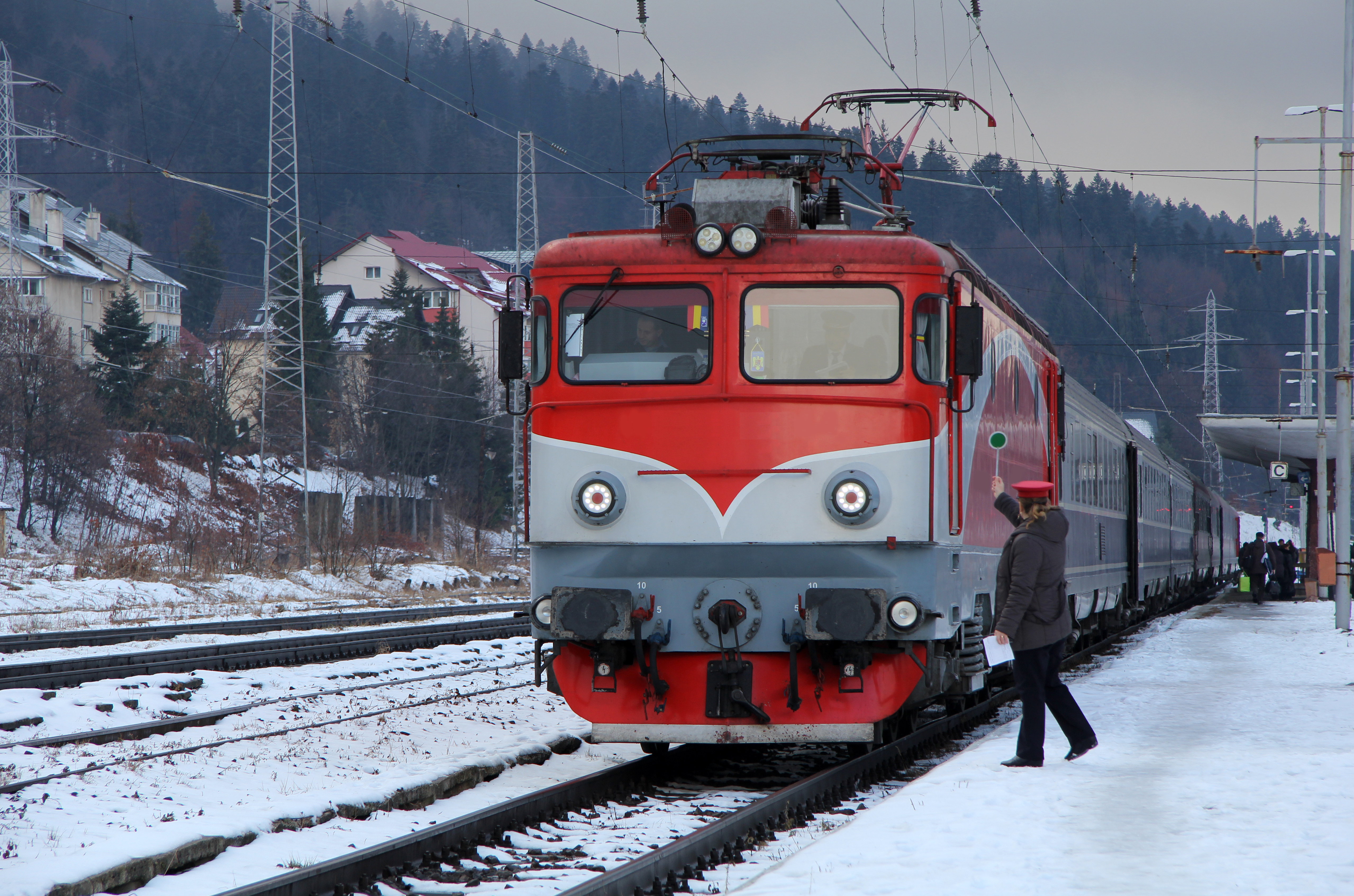 Circulaţia mai multor trenuri de călători, afectată de temperaturile scăzute. Șinele s-au rupt din cauza gerului