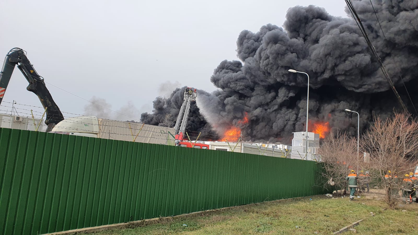 Incendiu puternic în Buzău, unde o hală a fost cuprinsă de flăcări. Populația, avertizată printr-un mesaj RO-ALERT - Imaginea 4