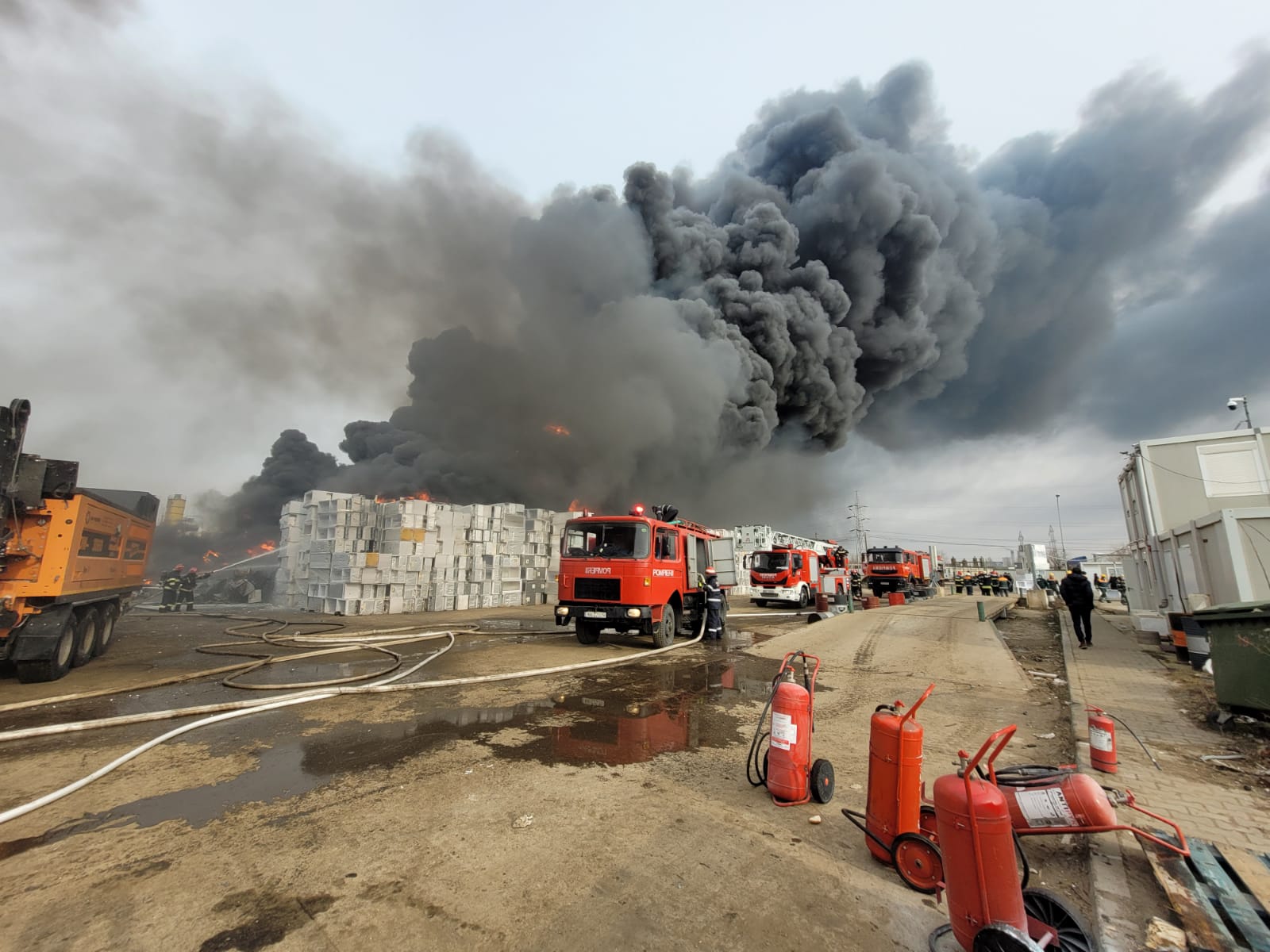 Incendiu puternic în Buzău, unde o hală a fost cuprinsă de flăcări. Populația, avertizată printr-un mesaj RO-ALERT - Imaginea 6