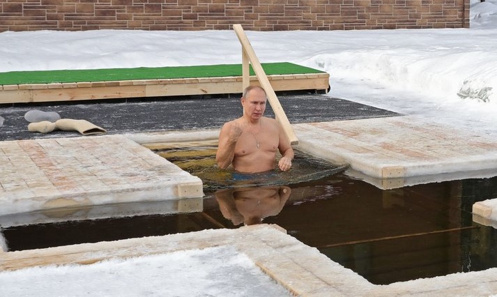 VIDEO. Putin a intrat la bustul gol în apă, într-o spărtură de gheață în formă de cruce