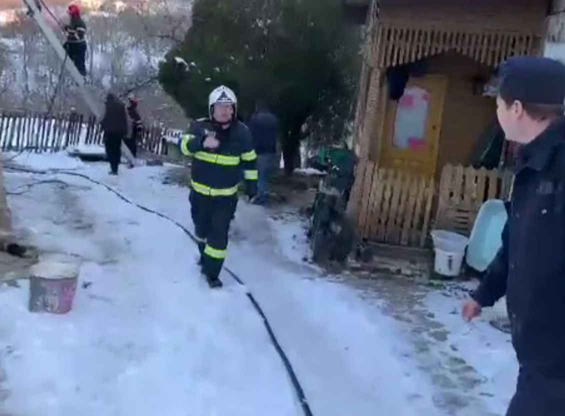 O casă a ars în Dâmbovița, din cauza coșului sobei. Cât a durat intervenția pompierilor