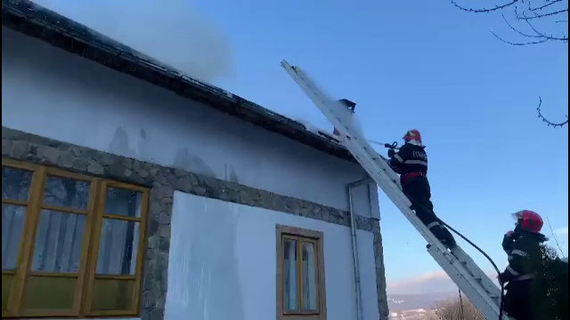 Casă arsă într-un sat din Prahova. Alarma a fost dată de o vecină imobilizată la pat