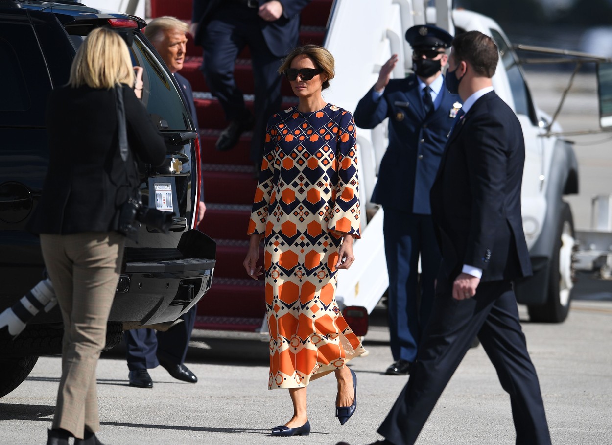 Melania și Donald Trump au ajuns în Florida. Ce ținută inedită a purtat fosta primă doamnă. GALERIE FOTO - Imaginea 1
