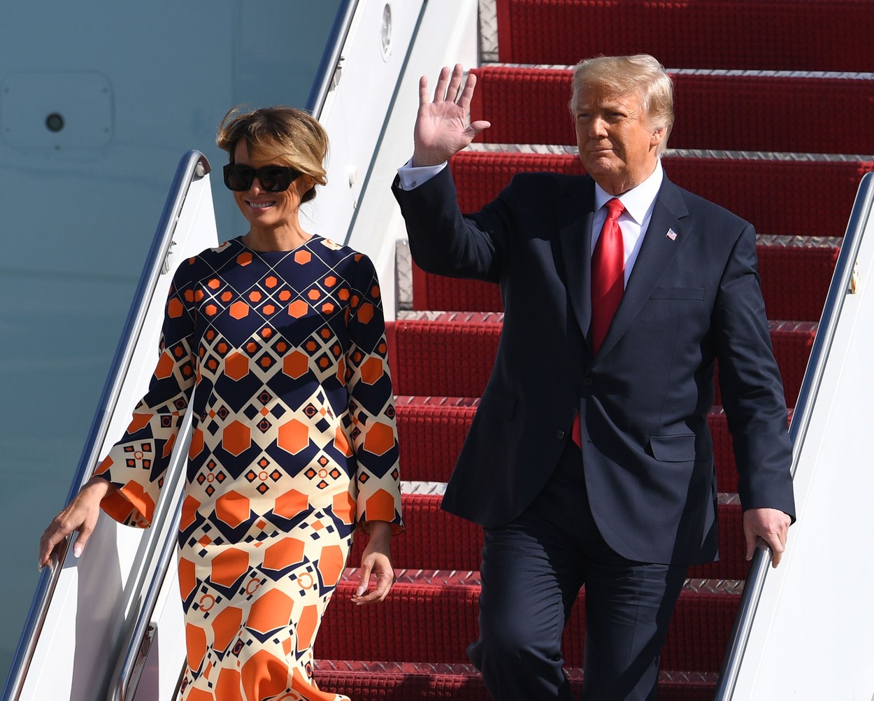Melania și Donald Trump au ajuns în Florida. Ce ținută inedită a purtat fosta primă doamnă. GALERIE FOTO - Imaginea 2