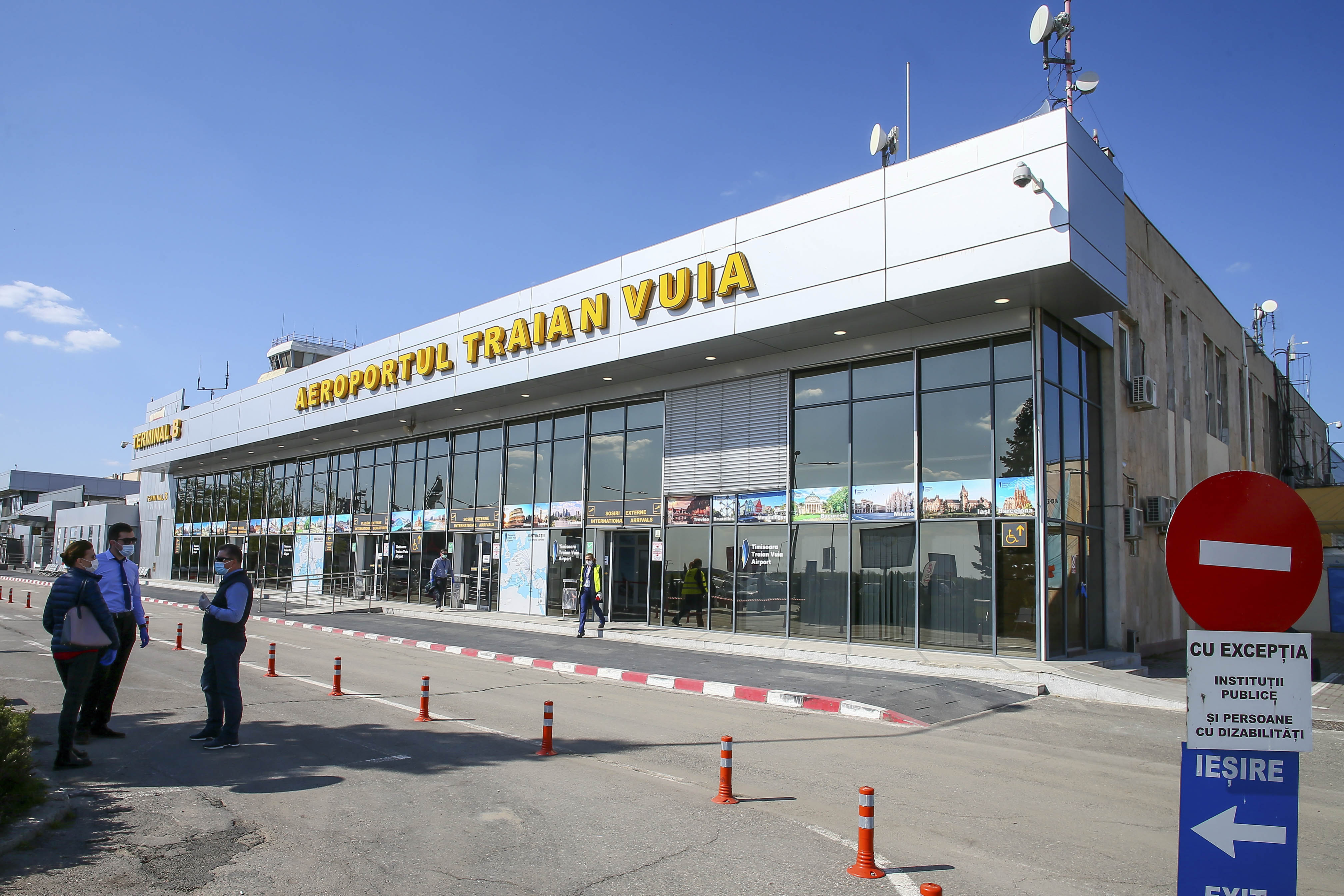 Aterizare de urgență pe aeroportul din Timișoara, după ce unei pasagere dintr-o cursă Tarom spre Madrid i s-a făcut rău