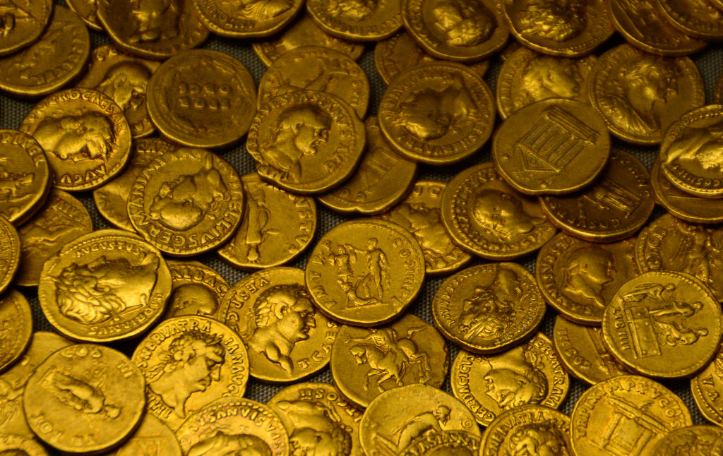 Tezaur de monede, descoperit în Sălaj de un amator cu un detector de metale. Cât valorează