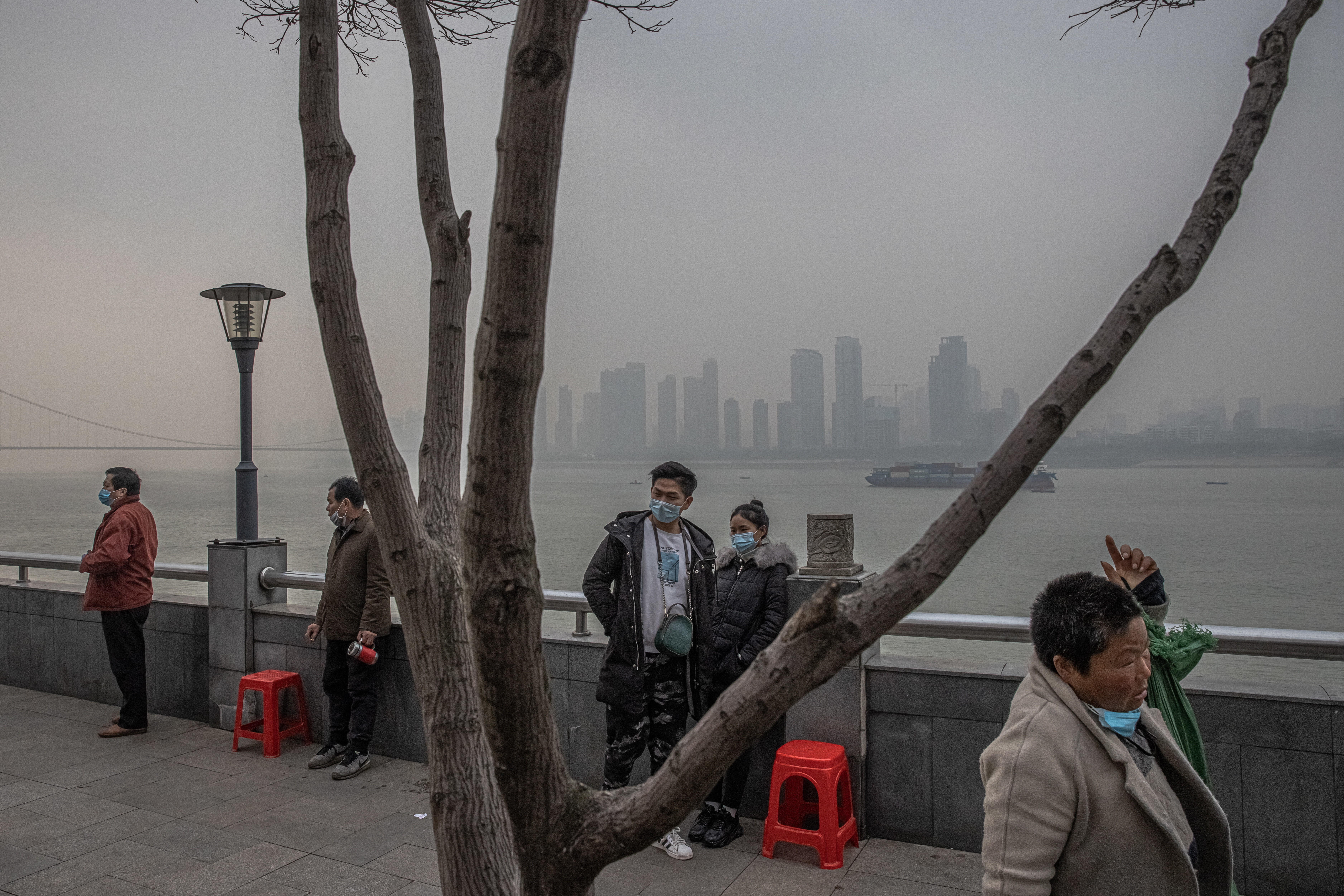 FOTO. Viața aproape a revenit la normal în Wuhan. Oamenii merg în baruri sau în parc fără măști - Imaginea 9