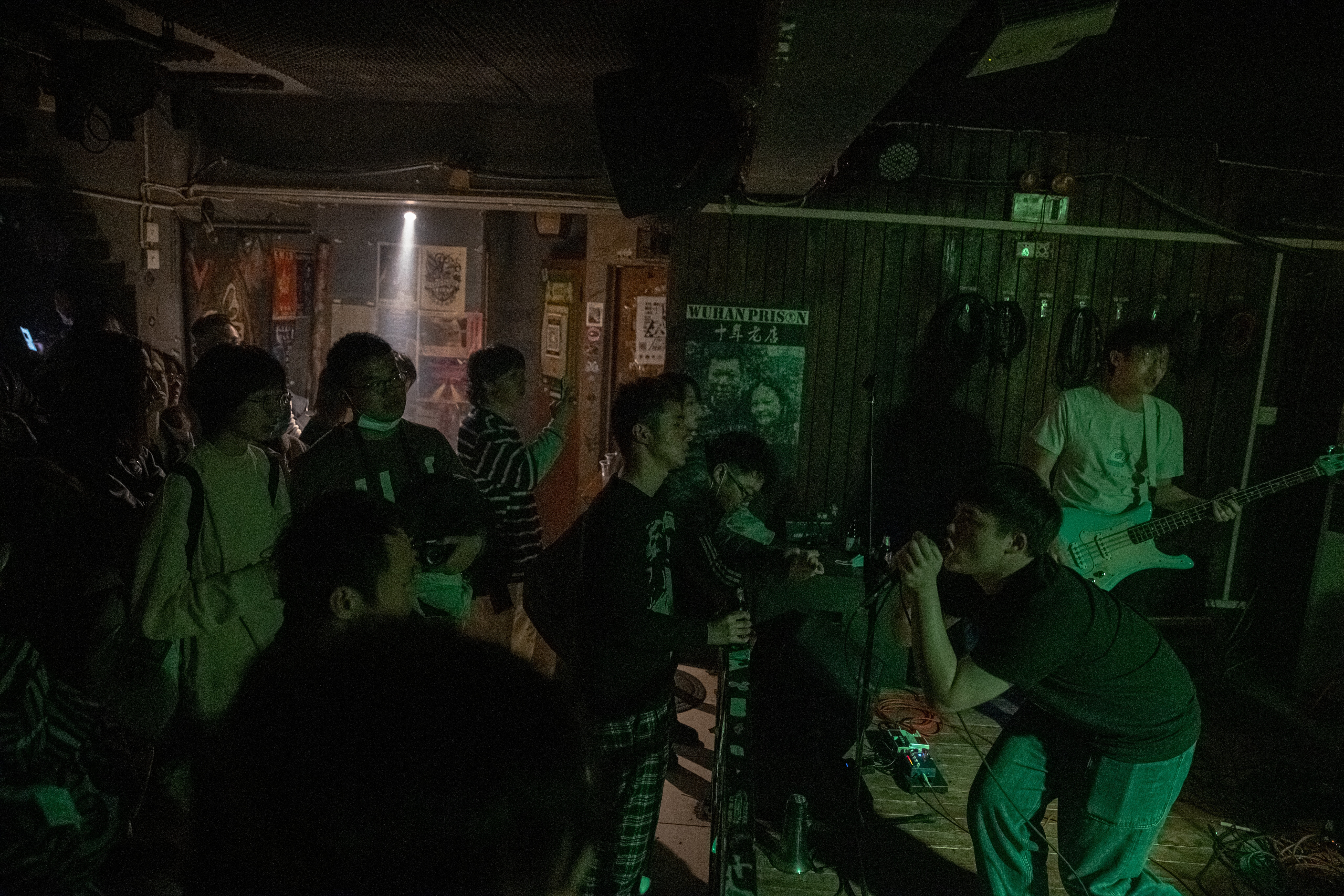 FOTO. Viața aproape a revenit la normal în Wuhan. Oamenii merg în baruri sau în parc fără măști - Imaginea 7
