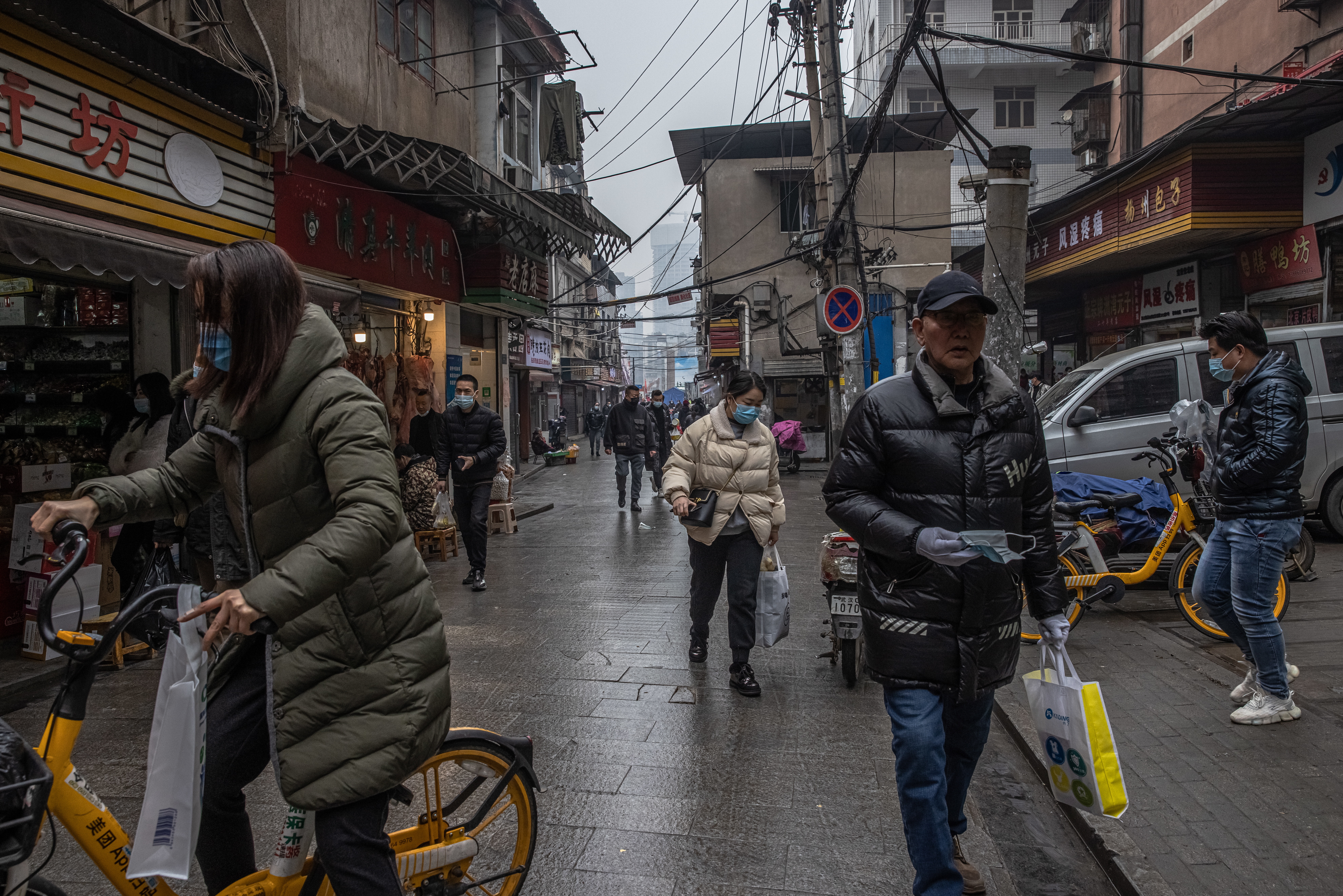 FOTO. Viața aproape a revenit la normal în Wuhan. Oamenii merg în baruri sau în parc fără măști - Imaginea 2