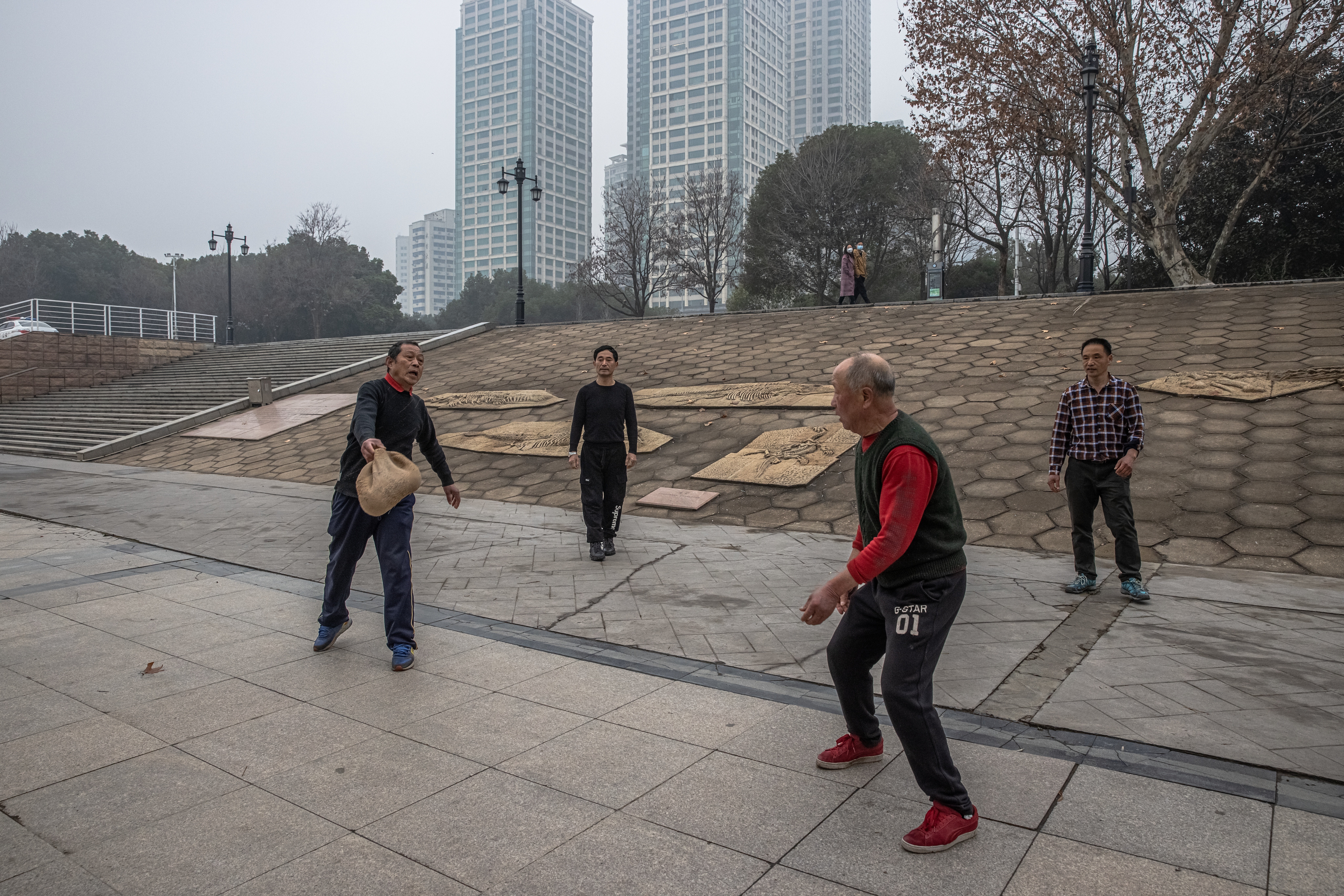 FOTO. Viața aproape a revenit la normal în Wuhan. Oamenii merg în baruri sau în parc fără măști - Imaginea 3