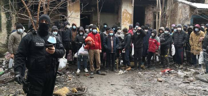 Zeci de migranți s-au ascuns într-o casă părăsită din Timișoara. Au smuls parchetul pentru a face focul - Imaginea 2