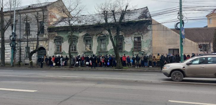 Zeci de migranți s-au ascuns într-o casă părăsită din Timișoara. Au smuls parchetul pentru a face focul - Imaginea 3
