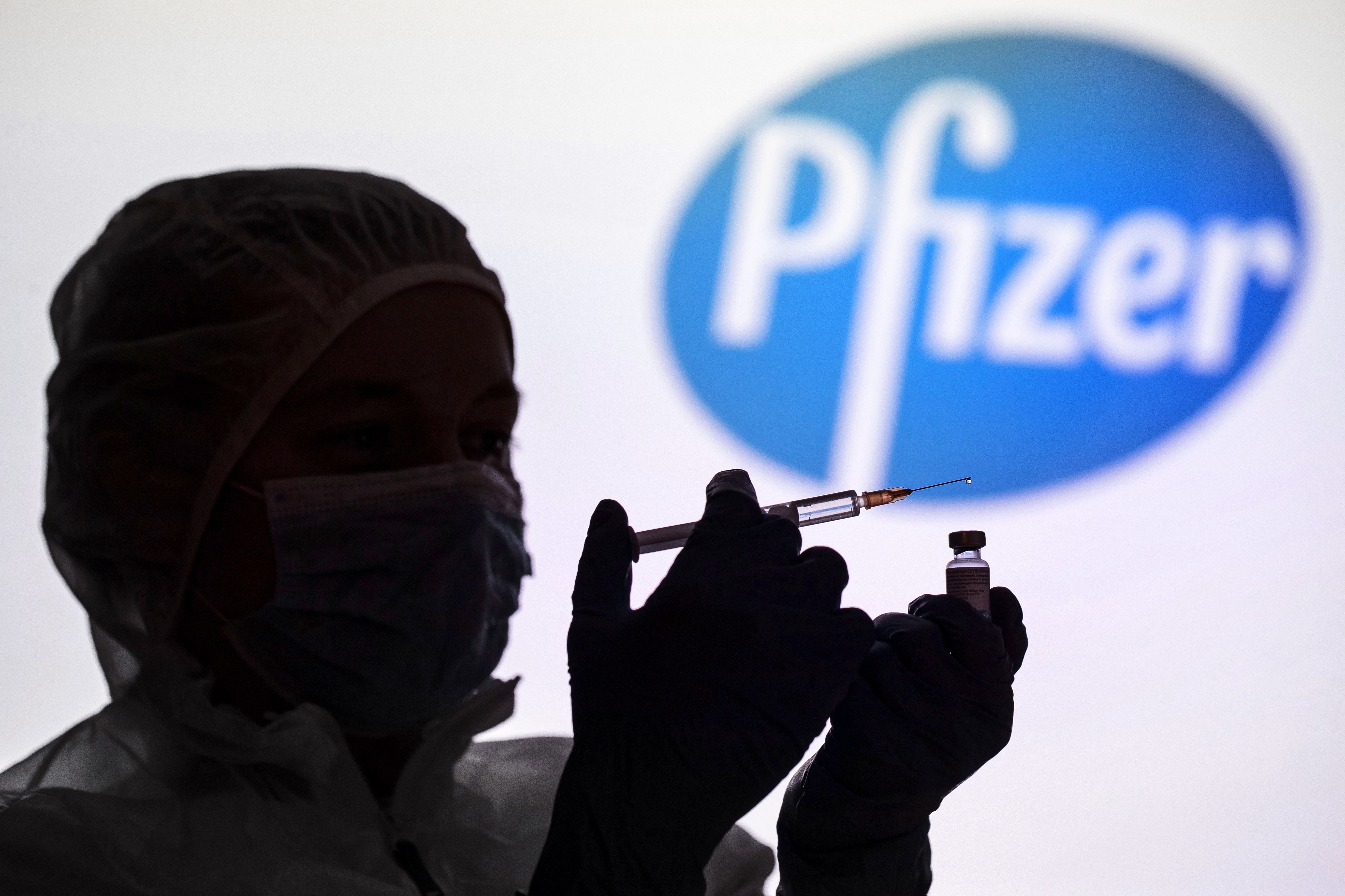 Vaccinul Pfizer asigură protecție împotriva COVID pentru cel puțin 6 luni după rapel