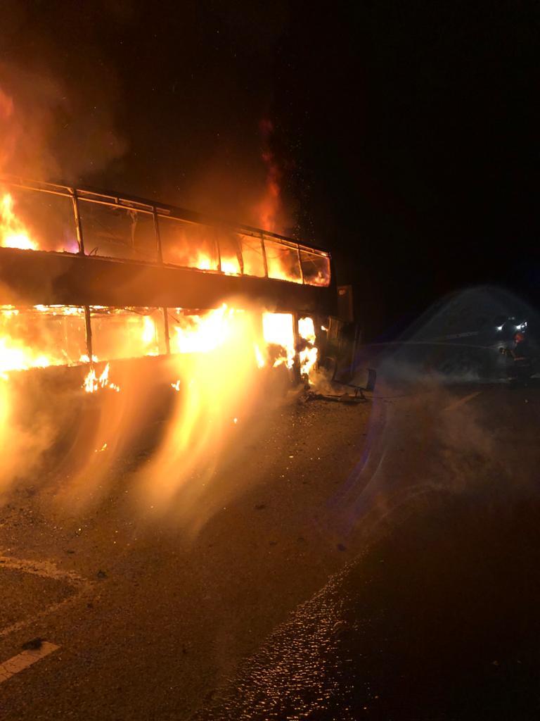 Un autocar în care se aflau 44 de pasageri, mistuit de flăcări pe A1. Nimeni nu a fost rănit - Imaginea 2