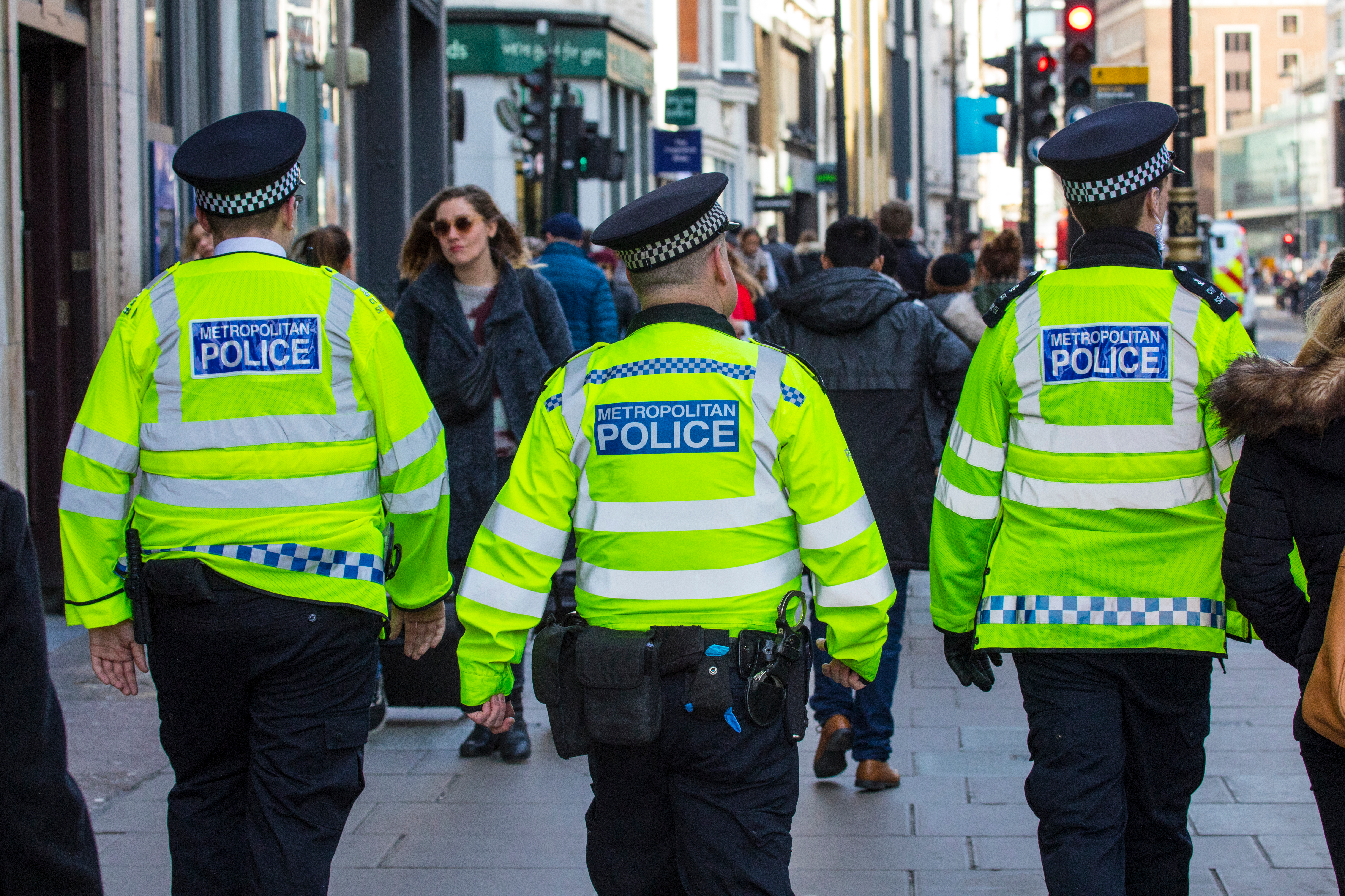 Un bărbat căutat de poliția engleză s-a predat pentru că nu mai suporta să stea în carantină